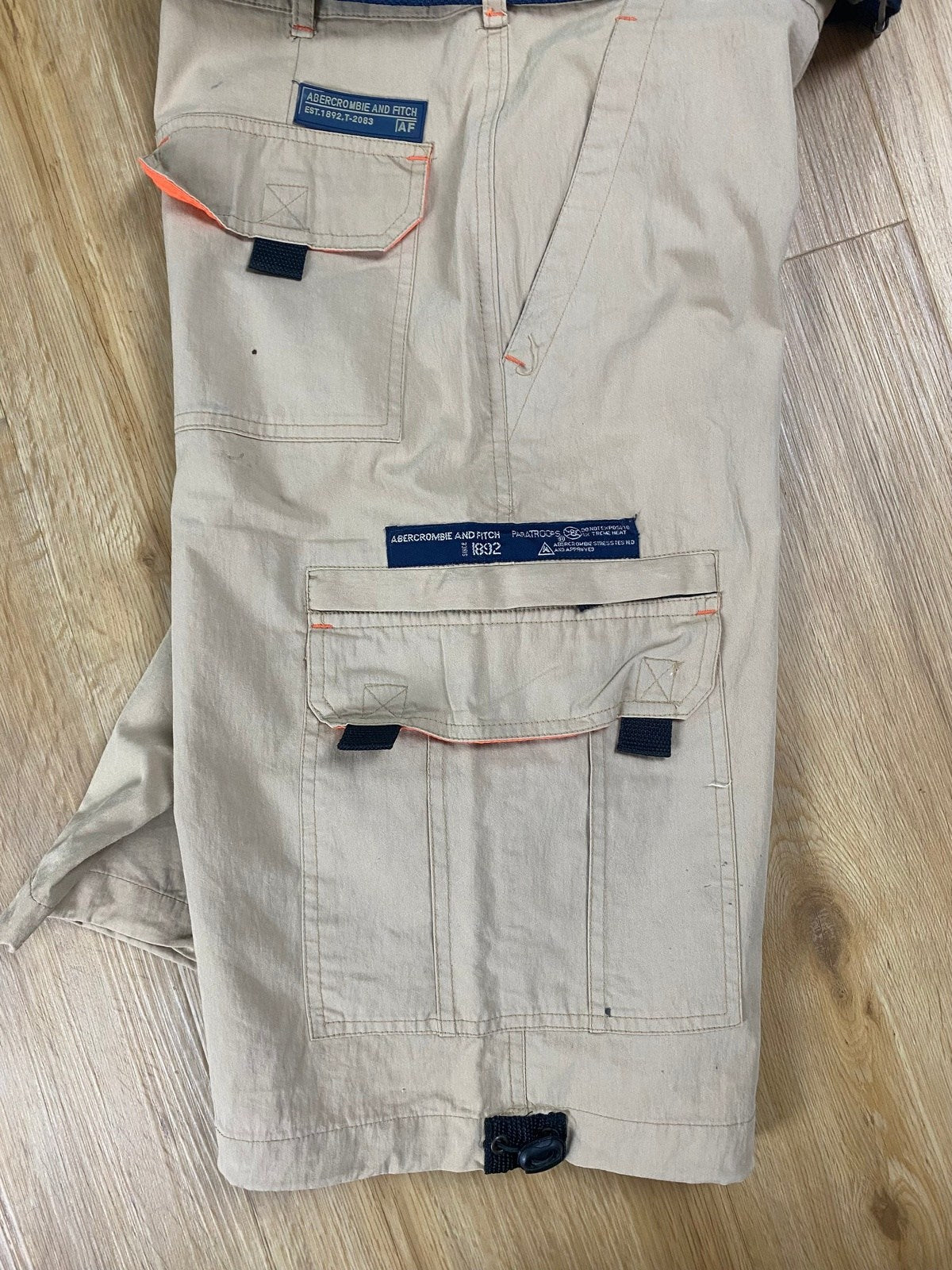 Abercrombie and Fitch Cargo Shorts Beige S - Kurze sommerliche Hose für Herren Vintage Klamotten, Secondhand Klamotten, Retro Mode, Nachhaltige Mode, Einzigartige Stücke, Zeitlose Mode, Umweltfreundliche Kleidung, Stilvolle Secondhand Mode, Hochwertige Vintage Kleidung