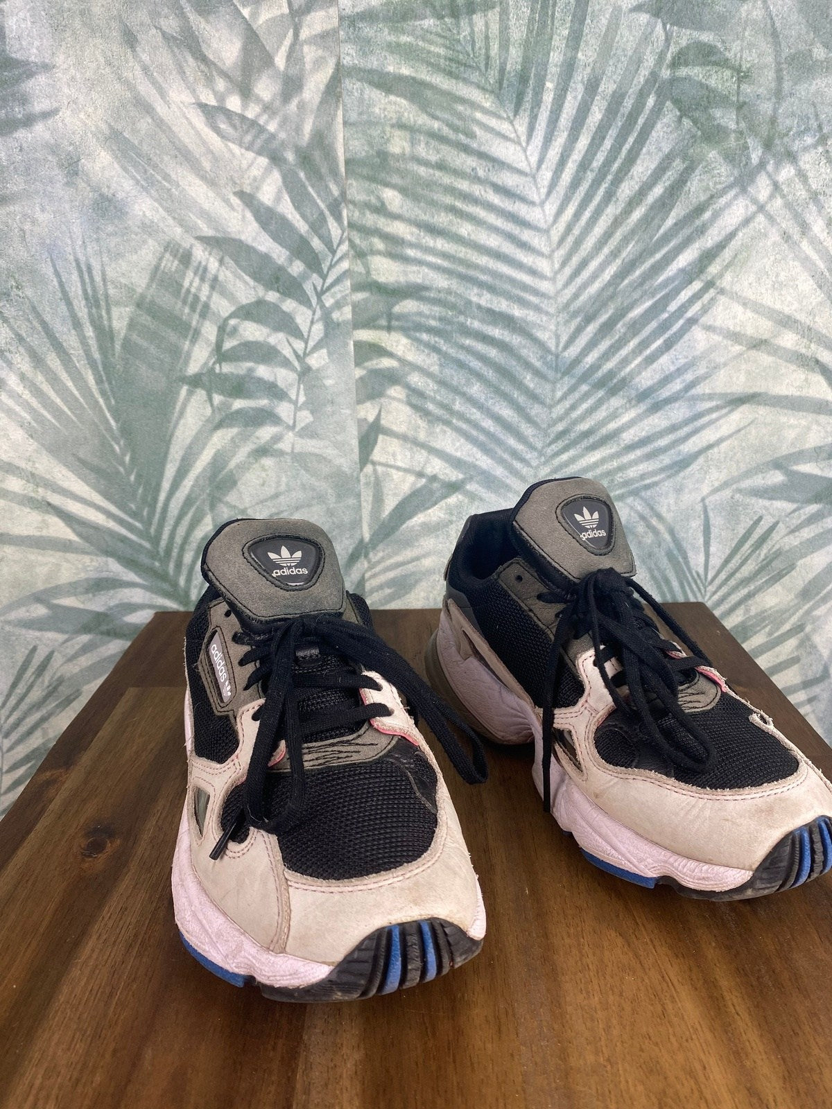 Adidas Falcon Sneaker Khaki/Beige/Schwarz Gr 37 1/3 - Herren/Damen Schuhe Vintage Klamotten, Secondhand Klamotten, Retro Mode, Nachhaltige Mode, Einzigartige Stücke, Zeitlose Mode, Umweltfreundliche Kleidung, Stilvolle Secondhand Mode, Hochwertige Vintage Kleidung