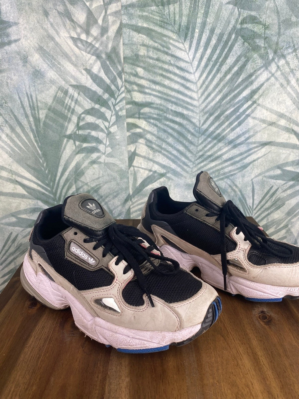 Adidas Falcon Sneaker Khaki/Beige/Schwarz Gr 37 1/3 - Herren/Damen Schuhe Vintage Klamotten, Secondhand Klamotten, Retro Mode, Nachhaltige Mode, Einzigartige Stücke, Zeitlose Mode, Umweltfreundliche Kleidung, Stilvolle Secondhand Mode, Hochwertige Vintage Kleidung