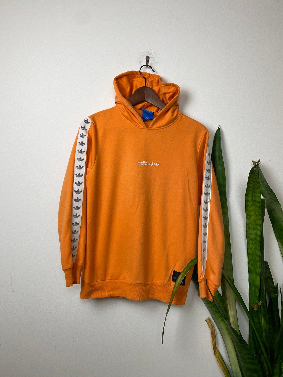 Adidas Hoodie Orange S - Lässiger sportlicher Damen Pullover Vintage Klamotten, Secondhand Klamotten, Retro Mode, Nachhaltige Mode, Einzigartige Stücke, Zeitlose Mode, Umweltfreundliche Kleidung, Stilvolle Secondhand Mode, Hochwertige Vintage Kleidung