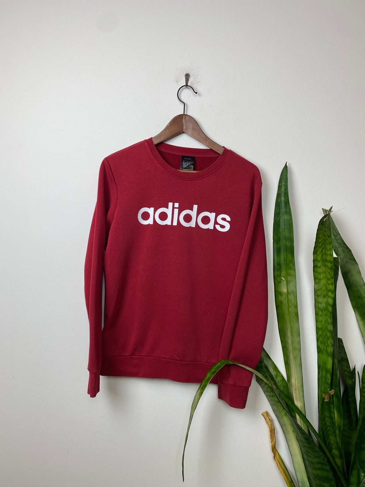 Adidas Sweater Weinrot M - Klassischer und Bequemer Sweater Vintage Klamotten, Secondhand Klamotten, Retro Mode, Nachhaltige Mode, Einzigartige Stücke, Zeitlose Mode, Umweltfreundliche Kleidung, Stilvolle Secondhand Mode, Hochwertige Vintage Kleidung