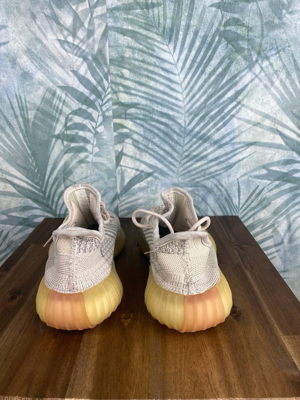 Adidas Yeezy Boost Gr 40 Weiß/Grau - Unisex Sneaker Vintage Klamotten, Secondhand Klamotten, Retro Mode, Nachhaltige Mode, Einzigartige Stücke, Zeitlose Mode, Umweltfreundliche Kleidung, Stilvolle Secondhand Mode, Hochwertige Vintage Kleidung