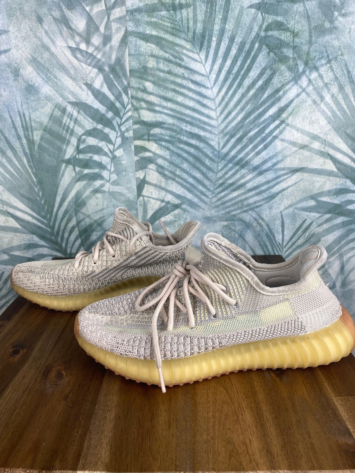 Adidas Yeezy Boost Gr 40 Weiß/Grau - Unisex Sneaker Vintage Klamotten, Secondhand Klamotten, Retro Mode, Nachhaltige Mode, Einzigartige Stücke, Zeitlose Mode, Umweltfreundliche Kleidung, Stilvolle Secondhand Mode, Hochwertige Vintage Kleidung