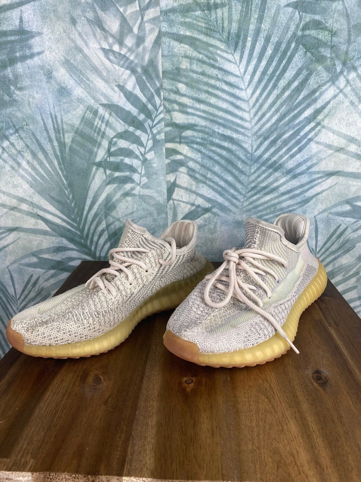 Adidas Yeezy Boost Gr 40 Weiß/Grau - Unisex Sneaker Vintage Klamotten, Secondhand Klamotten, Retro Mode, Nachhaltige Mode, Einzigartige Stücke, Zeitlose Mode, Umweltfreundliche Kleidung, Stilvolle Secondhand Mode, Hochwertige Vintage Kleidung