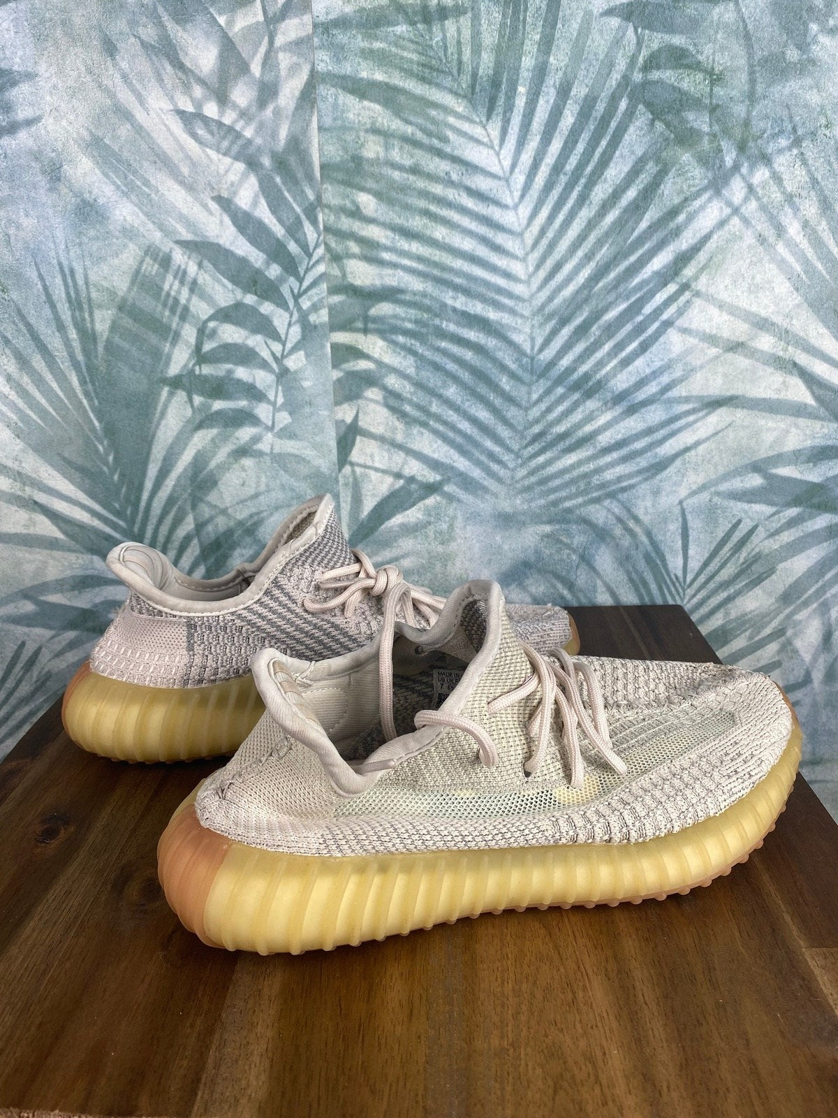 Adidas Yeezy Boost Gr 40 Weiß/Grau - Unisex Sneaker Vintage Klamotten, Secondhand Klamotten, Retro Mode, Nachhaltige Mode, Einzigartige Stücke, Zeitlose Mode, Umweltfreundliche Kleidung, Stilvolle Secondhand Mode, Hochwertige Vintage Kleidung