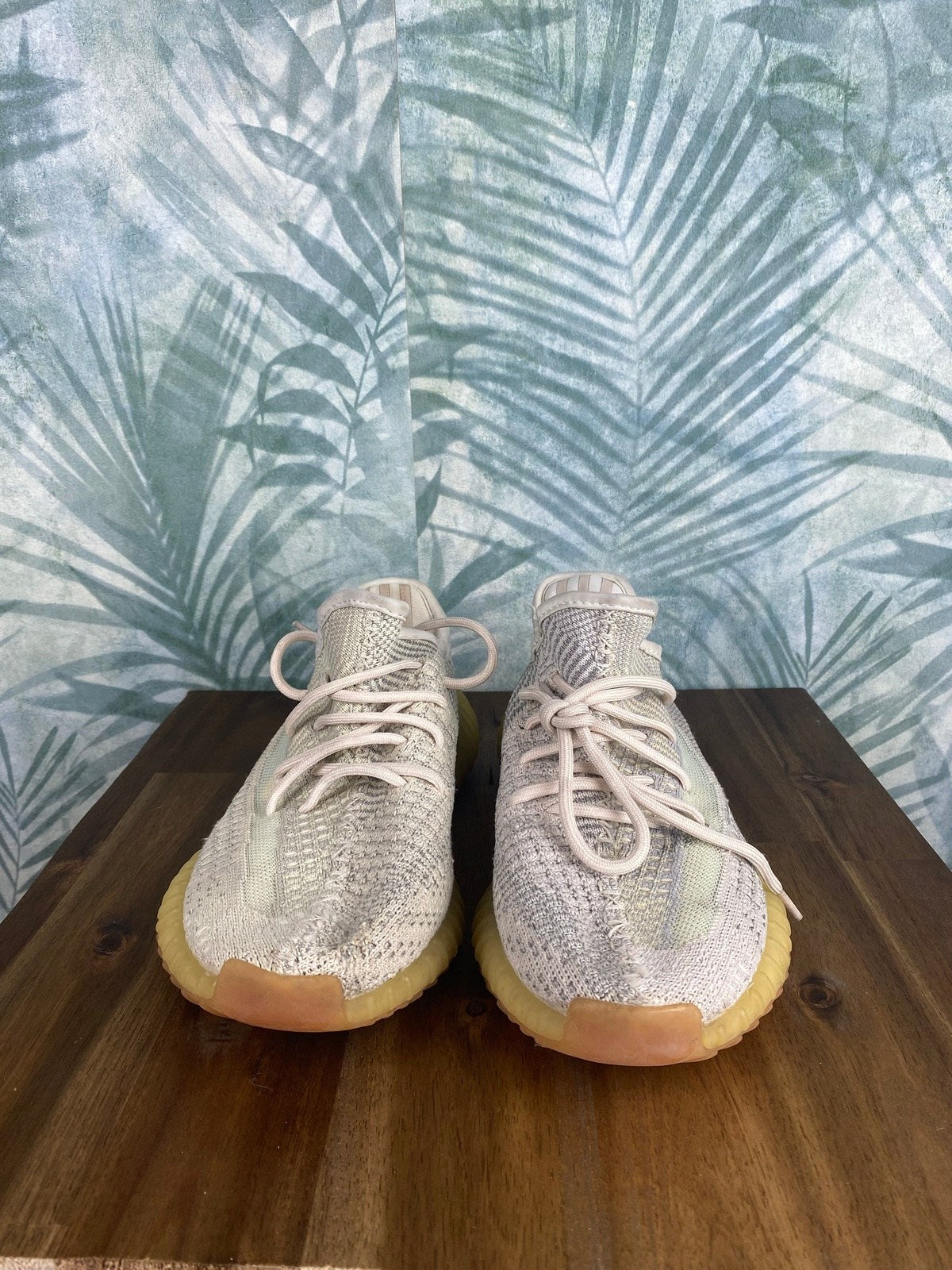 Adidas Yeezy Boost Gr 40 Weiß/Grau - Unisex Sneaker Vintage Klamotten, Secondhand Klamotten, Retro Mode, Nachhaltige Mode, Einzigartige Stücke, Zeitlose Mode, Umweltfreundliche Kleidung, Stilvolle Secondhand Mode, Hochwertige Vintage Kleidung