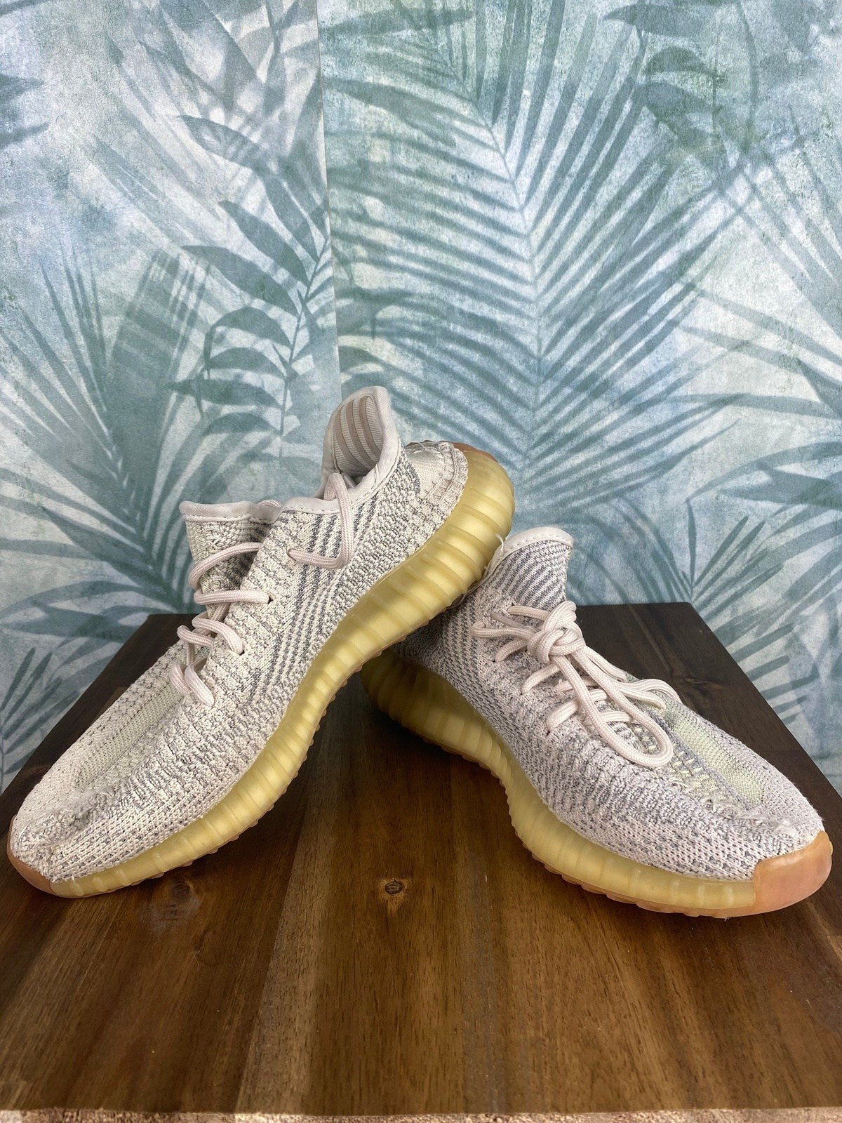 Adidas Yeezy Boost Gr 40 Weiß/Grau - Unisex Sneaker Vintage Klamotten, Secondhand Klamotten, Retro Mode, Nachhaltige Mode, Einzigartige Stücke, Zeitlose Mode, Umweltfreundliche Kleidung, Stilvolle Secondhand Mode, Hochwertige Vintage Kleidung