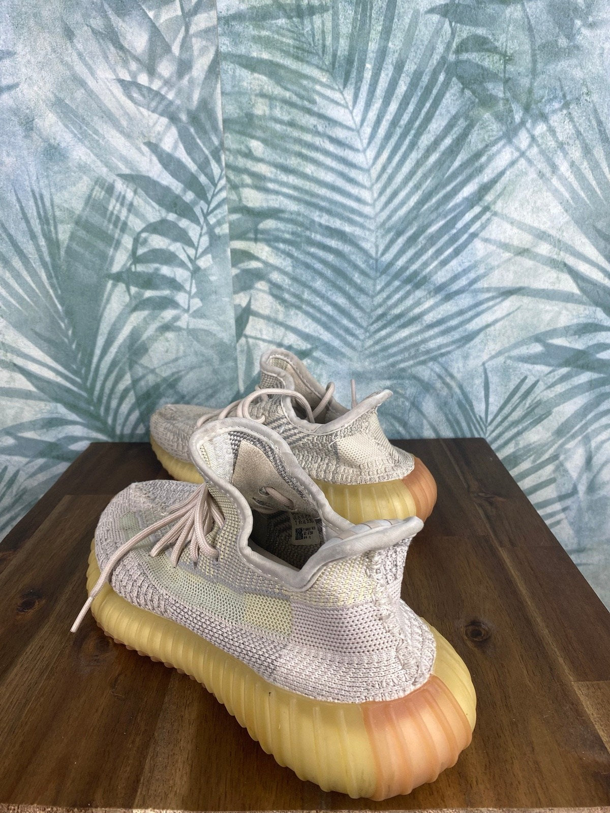 Adidas Yeezy Boost Gr 40 Weiß/Grau - Unisex Sneaker Vintage Klamotten, Secondhand Klamotten, Retro Mode, Nachhaltige Mode, Einzigartige Stücke, Zeitlose Mode, Umweltfreundliche Kleidung, Stilvolle Secondhand Mode, Hochwertige Vintage Kleidung