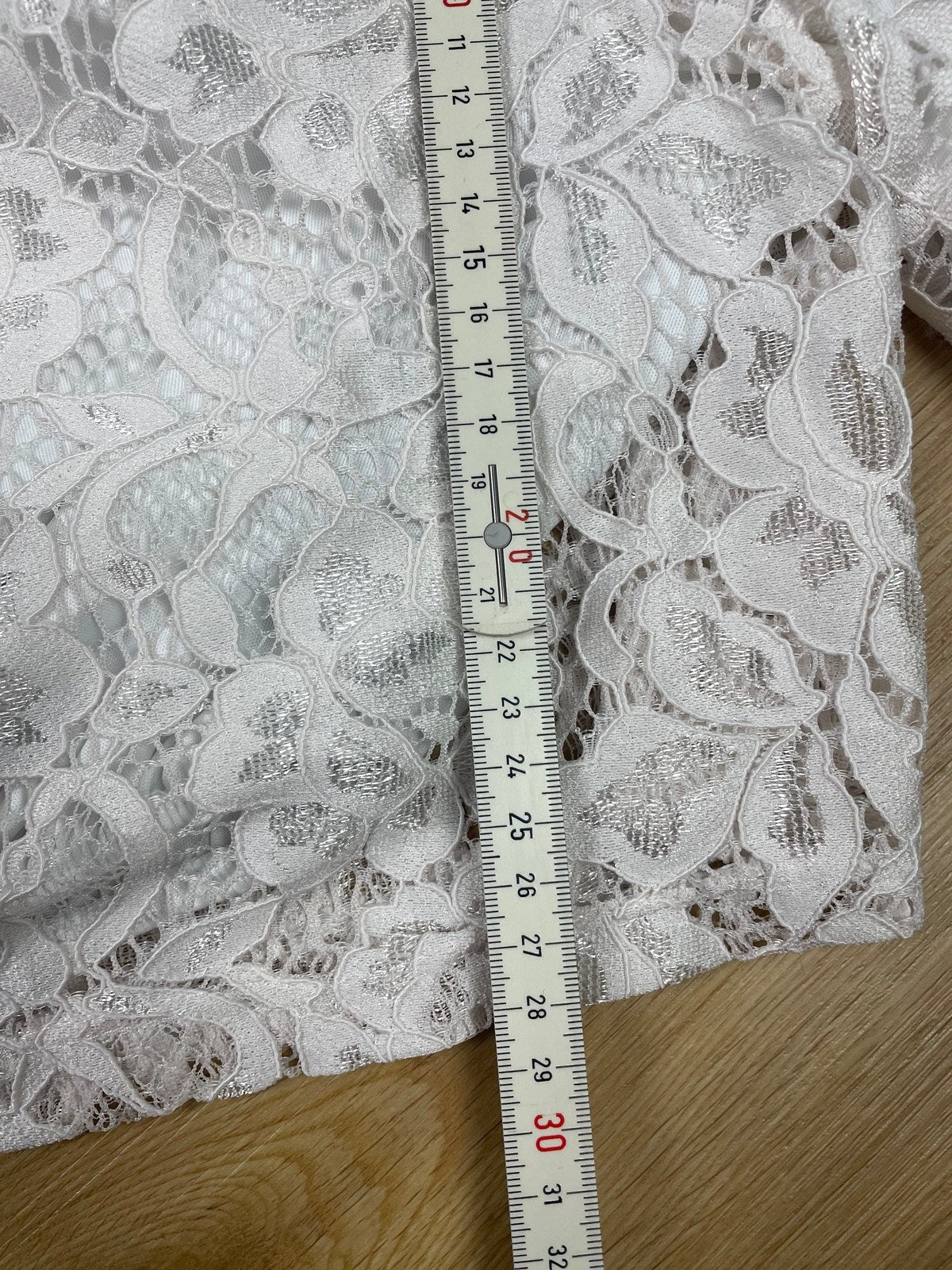 Amisu schulterfreie sommerliche kurze Bluse mit Spitze Weiß M - Stylische und Bequeme Bluse Vintage Klamotten, Secondhand Klamotten, Retro Mode, Nachhaltige Mode, Einzigartige Stücke, Zeitlose Mode, Umweltfreundliche Kleidung, Stilvolle Secondhand Mode, Hochwertige Vintage Kleidung