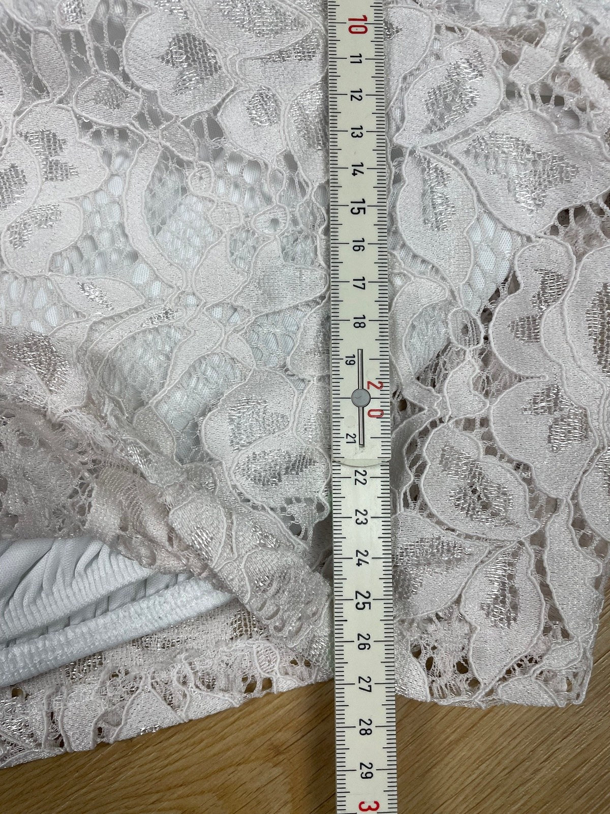 Amisu schulterfreie sommerliche kurze Bluse mit Spitze Weiß M - Stylische und Bequeme Bluse Vintage Klamotten, Secondhand Klamotten, Retro Mode, Nachhaltige Mode, Einzigartige Stücke, Zeitlose Mode, Umweltfreundliche Kleidung, Stilvolle Secondhand Mode, Hochwertige Vintage Kleidung