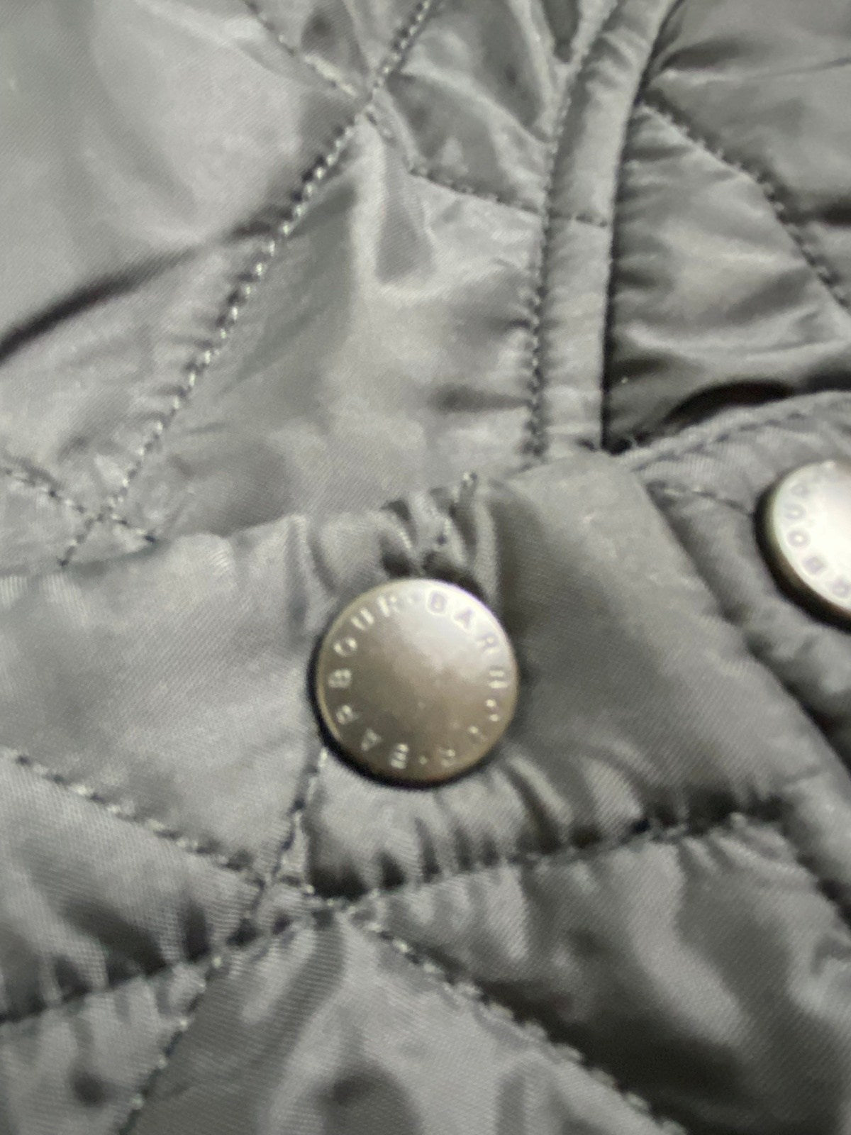 Barbour Dünne Puffer Daunen Weste Schwarz M - Stylische und Bequeme Weste Vintage Klamotten, Secondhand Klamotten, Retro Mode, Nachhaltige Mode, Einzigartige Stücke, Zeitlose Mode, Umweltfreundliche Kleidung, Stilvolle Secondhand Mode, Hochwertige Vintage Kleidung