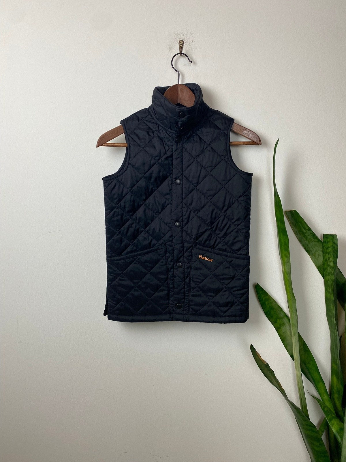 Barbour Dünne Puffer Daunen Weste Schwarz M - Stylische und Bequeme Weste Vintage Klamotten, Secondhand Klamotten, Retro Mode, Nachhaltige Mode, Einzigartige Stücke, Zeitlose Mode, Umweltfreundliche Kleidung, Stilvolle Secondhand Mode, Hochwertige Vintage Kleidung