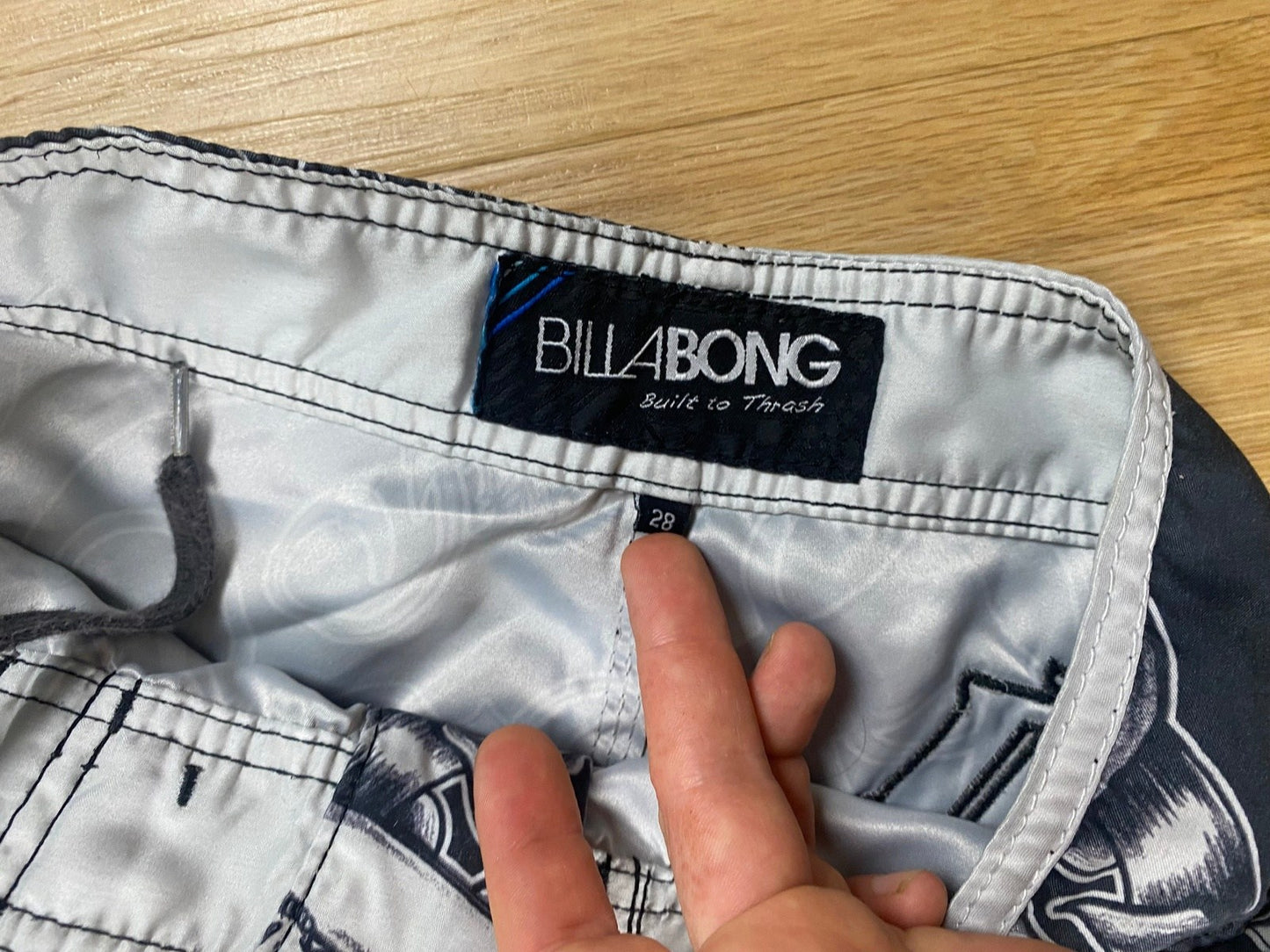 Billabong Badehose Schwarz/Weiß S - Herren Swimming Shorts Vintage Klamotten, Secondhand Klamotten, Retro Mode, Nachhaltige Mode, Einzigartige Stücke, Zeitlose Mode, Umweltfreundliche Kleidung, Stilvolle Secondhand Mode, Hochwertige Vintage Kleidung