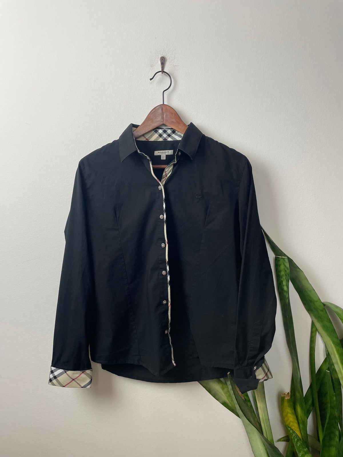 Burberry Hemd Bluse Schwarz S - Elegante und Stilvolle Bluse Vintage Klamotten, Secondhand Klamotten, Retro Mode, Nachhaltige Mode, Einzigartige Stücke, Zeitlose Mode, Umweltfreundliche Kleidung, Stilvolle Secondhand Mode, Hochwertige Vintage Kleidung