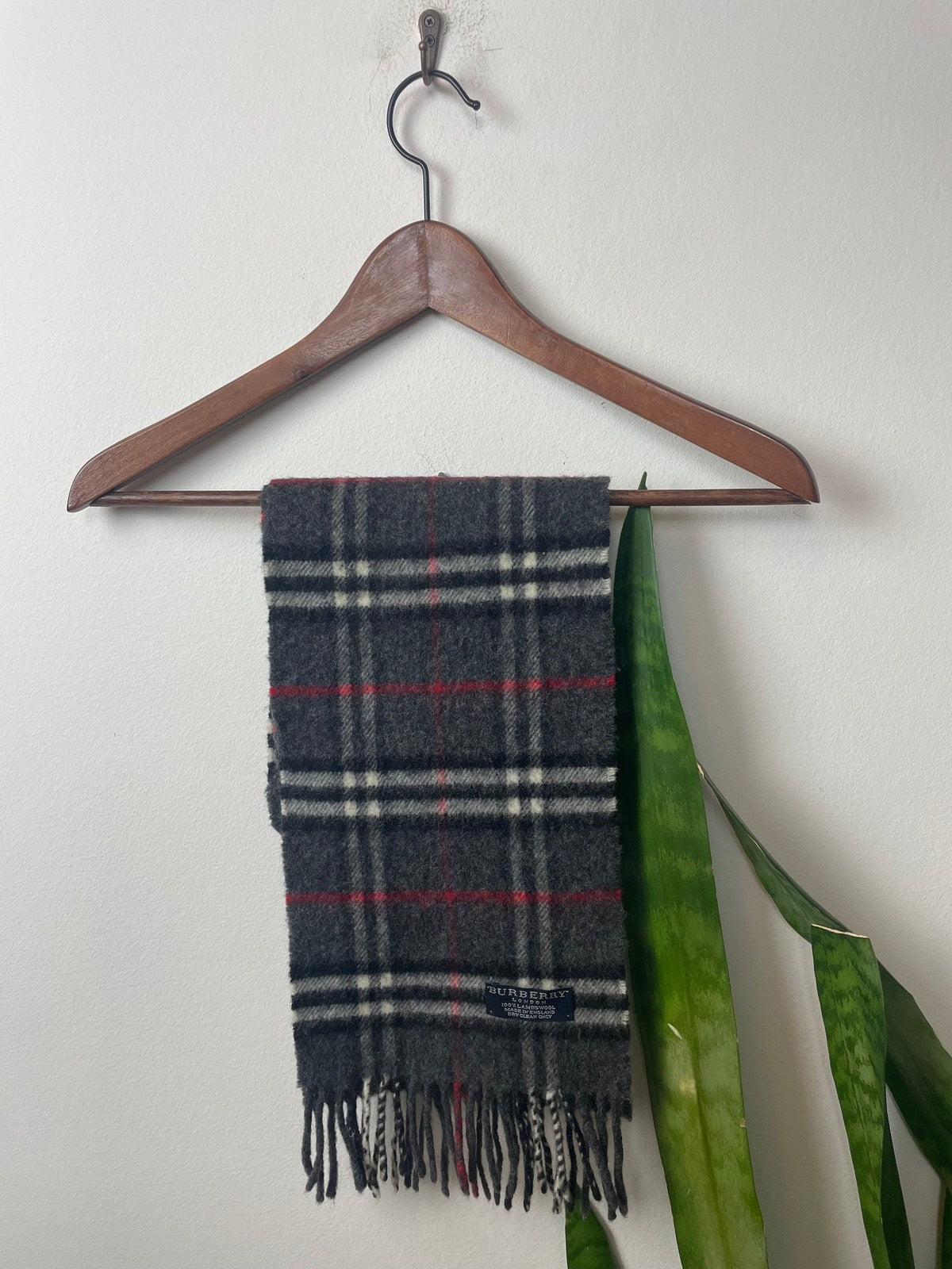 Burberry Schal kurz Grau kariert - Unisex Winter Accessoire Vintage Klamotten, Secondhand Klamotten, Retro Mode, Nachhaltige Mode, Einzigartige Stücke, Zeitlose Mode, Umweltfreundliche Kleidung, Stilvolle Secondhand Mode, Hochwertige Vintage Kleidung