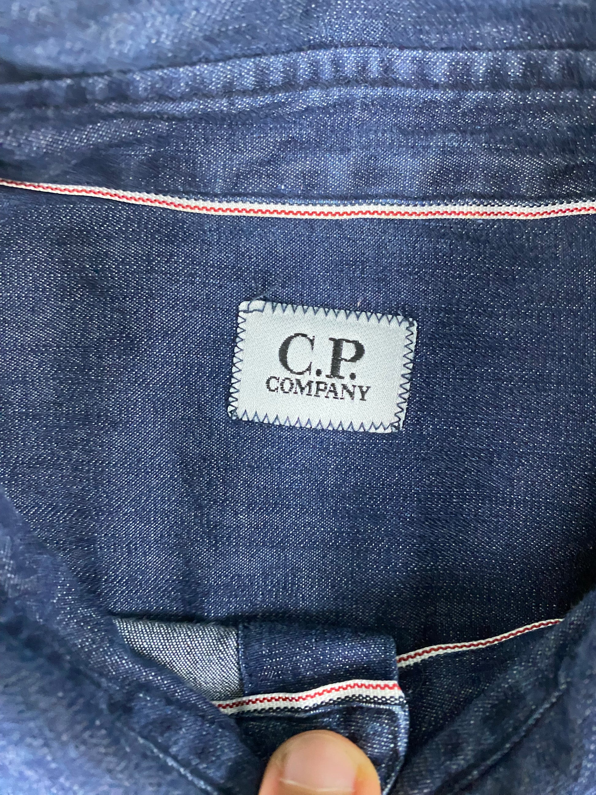 C.P. Company Jeanshemd Dunkelblau M - Damen Hemd / Bluse Vintage Klamotten, Secondhand Klamotten, Retro Mode, Nachhaltige Mode, Einzigartige Stücke, Zeitlose Mode, Umweltfreundliche Kleidung, Stilvolle Secondhand Mode, Hochwertige Vintage Kleidung