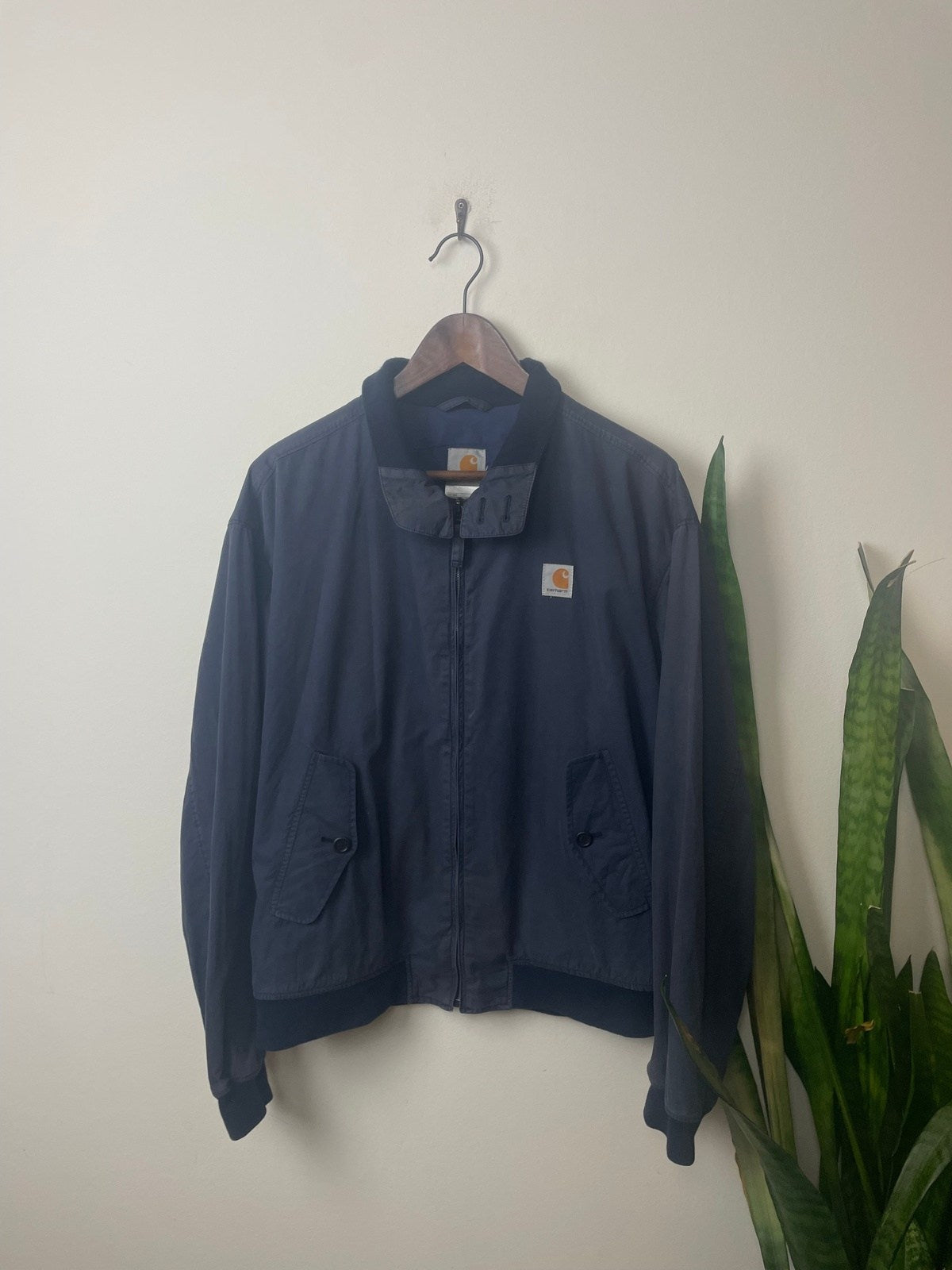 Carhartt Harrington Dunkelblau L - Schicke Leichte Bomberjacke für Herren Vintage Klamotten, Secondhand Klamotten, Retro Mode, Nachhaltige Mode, Einzigartige Stücke, Zeitlose Mode, Umweltfreundliche Kleidung, Stilvolle Secondhand Mode, Hochwertige Vintage Kleidung