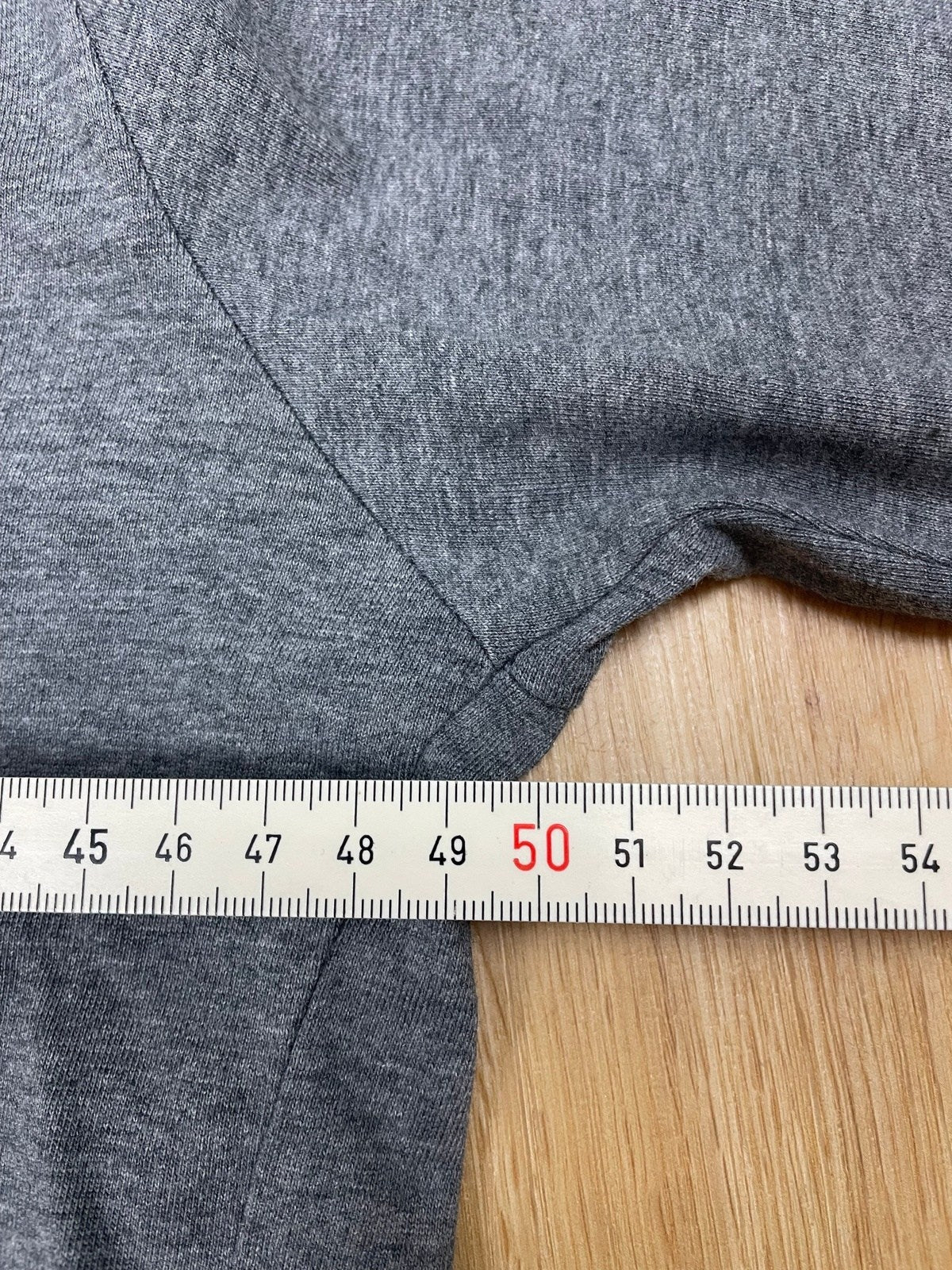 Carhartt Longsleeve Sweater Grau M - Dünner schlichter Herren Pullover Vintage Klamotten, Secondhand Klamotten, Retro Mode, Nachhaltige Mode, Einzigartige Stücke, Zeitlose Mode, Umweltfreundliche Kleidung, Stilvolle Secondhand Mode, Hochwertige Vintage Kleidung