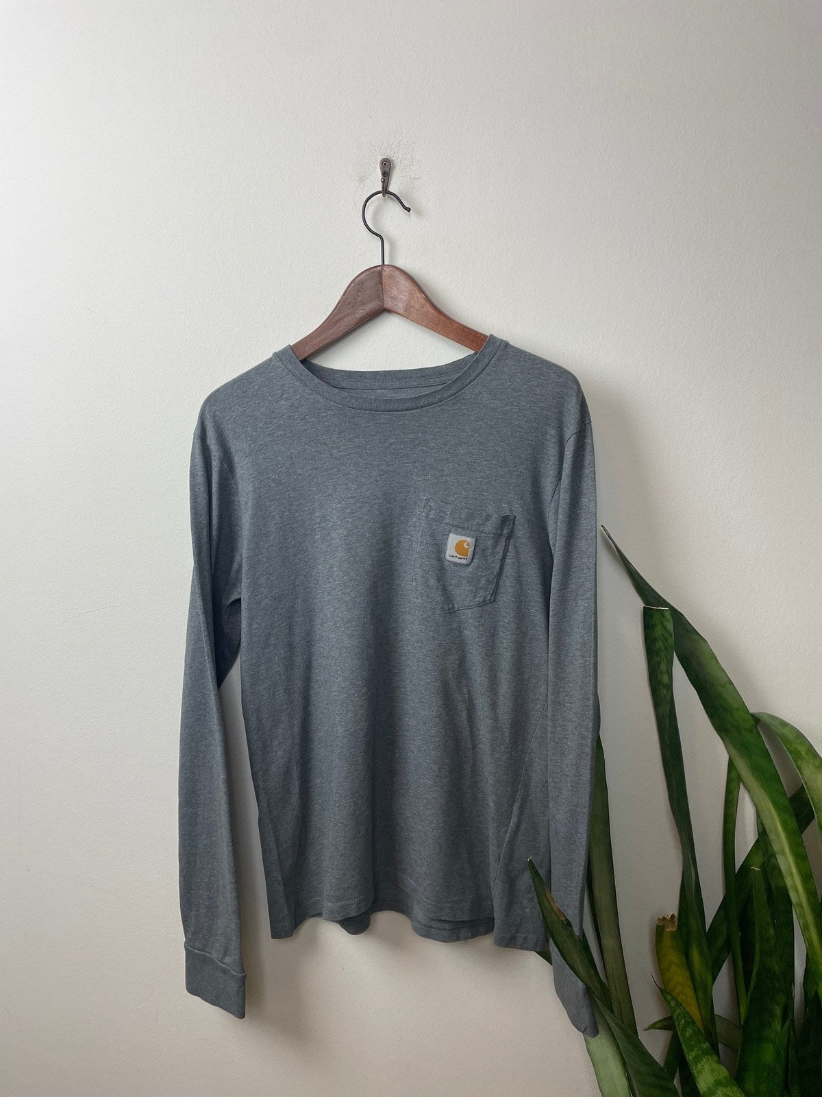 Carhartt Longsleeve Sweater Grau M - Dünner schlichter Herren Pullover Vintage Klamotten, Secondhand Klamotten, Retro Mode, Nachhaltige Mode, Einzigartige Stücke, Zeitlose Mode, Umweltfreundliche Kleidung, Stilvolle Secondhand Mode, Hochwertige Vintage Kleidung