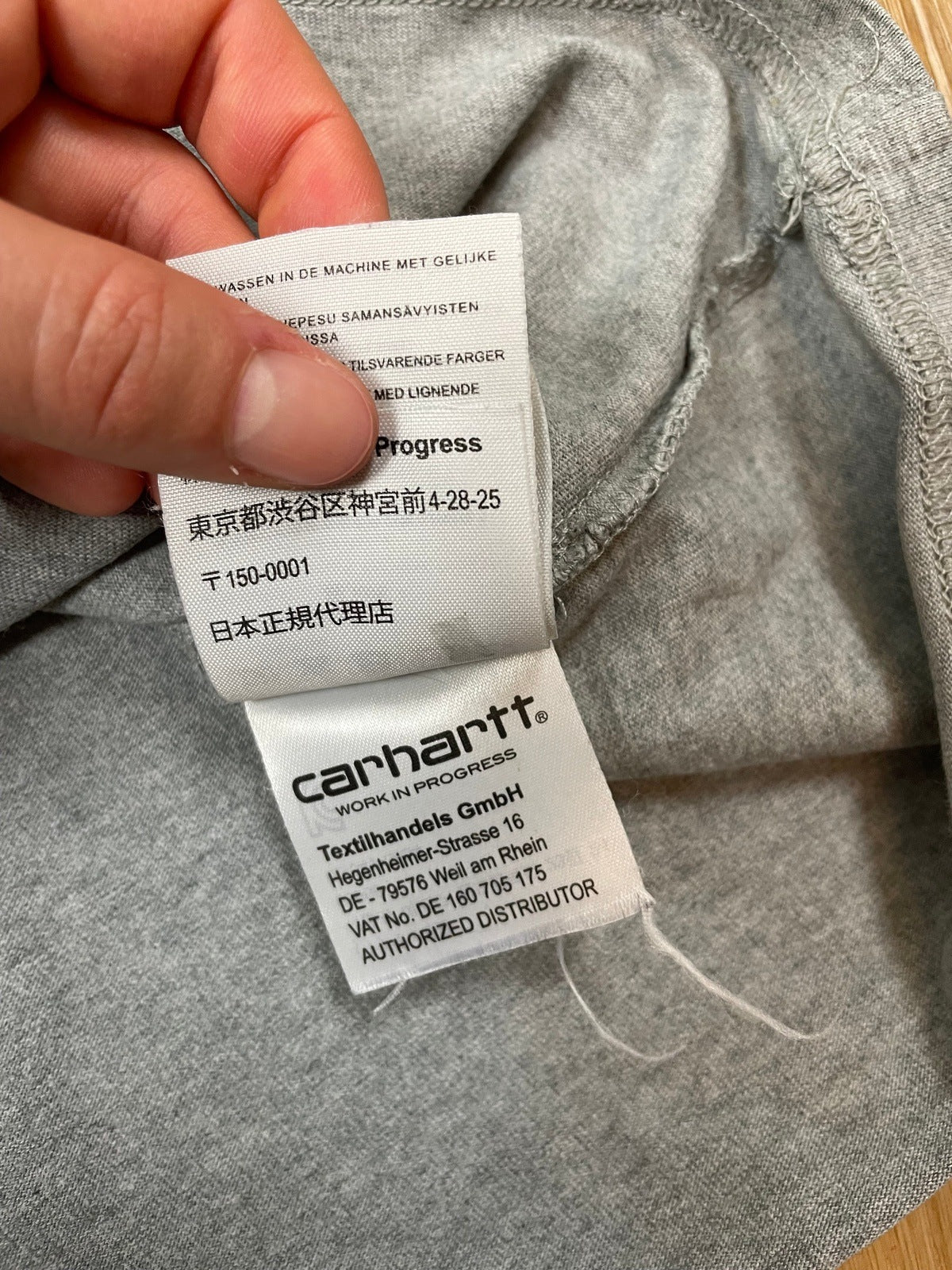 Carhartt T-Shirt Grau L - Robustes und Komfortables T-Shirt Vintage Klamotten, Secondhand Klamotten, Retro Mode, Nachhaltige Mode, Einzigartige Stücke, Zeitlose Mode, Umweltfreundliche Kleidung, Stilvolle Secondhand Mode, Hochwertige Vintage Kleidung