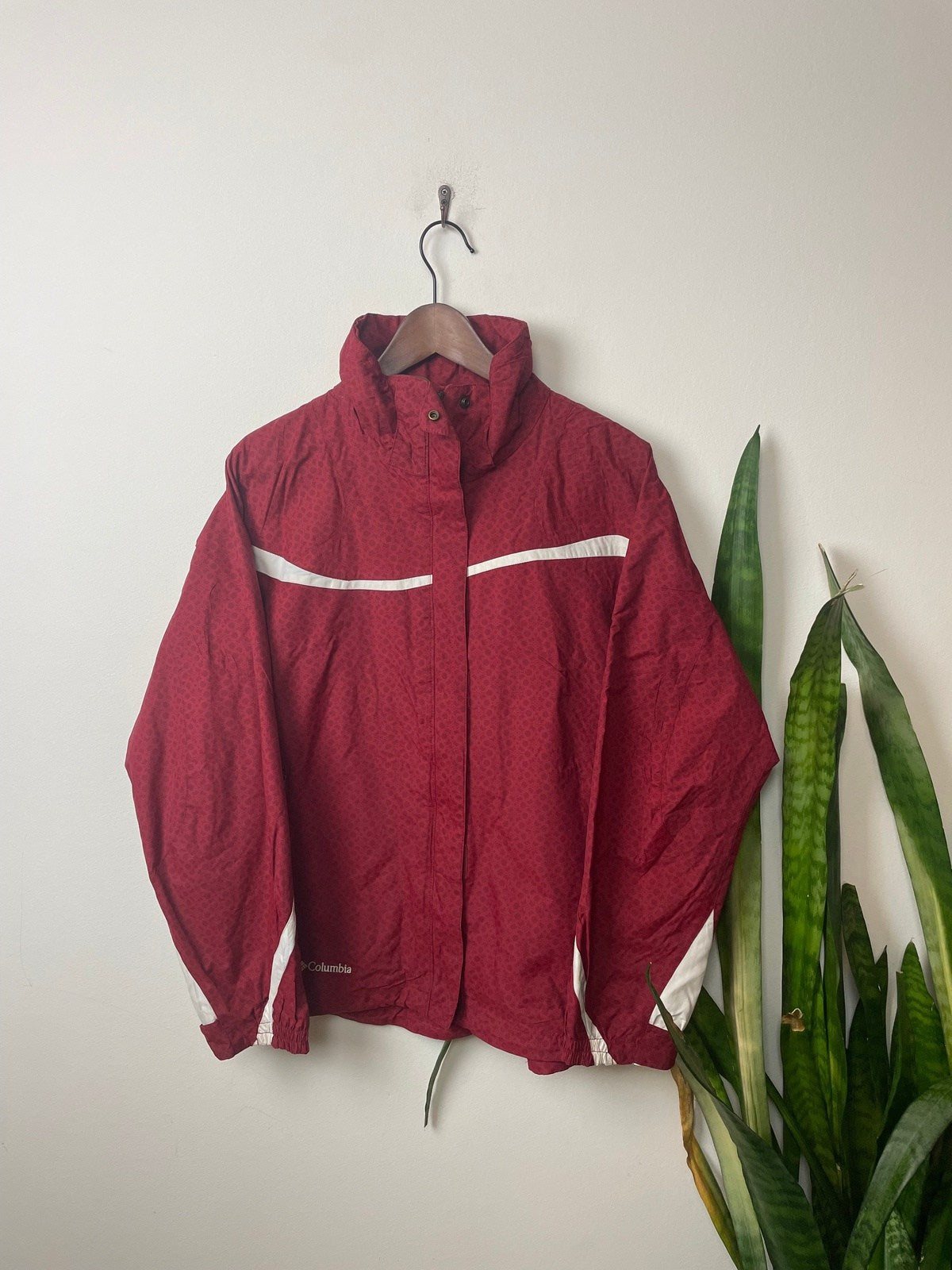 Columbia Regenjacke Rot M - Schöne und Praktische Damen Jacke Vintage Klamotten, Secondhand Klamotten, Retro Mode, Nachhaltige Mode, Einzigartige Stücke, Zeitlose Mode, Umweltfreundliche Kleidung, Stilvolle Secondhand Mode, Hochwertige Vintage Kleidung