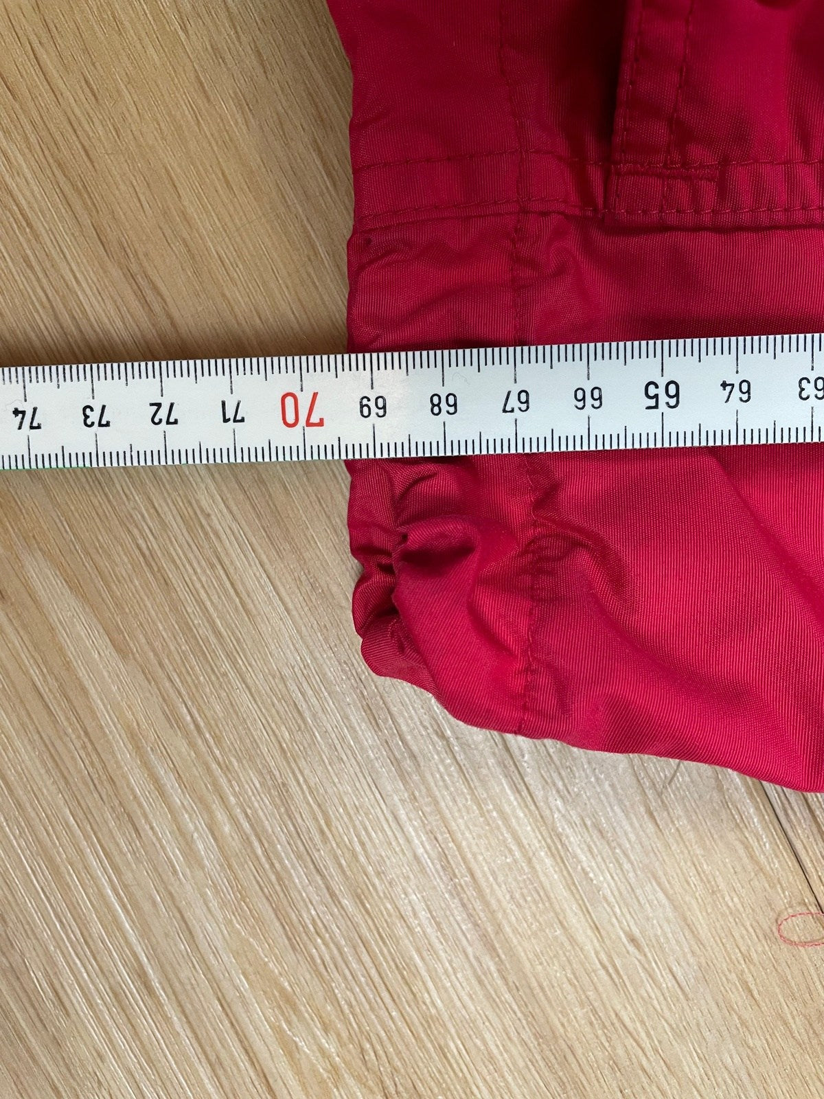 Columbia Regenjacke Rot/Schwarz M - Farbenfrohe Leichte Herren Jacke Vintage Klamotten, Secondhand Klamotten, Retro Mode, Nachhaltige Mode, Einzigartige Stücke, Zeitlose Mode, Umweltfreundliche Kleidung, Stilvolle Secondhand Mode, Hochwertige Vintage Kleidung