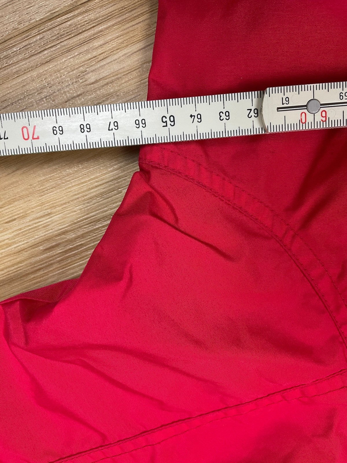 Columbia Regenjacke Rot/Schwarz M - Farbenfrohe Leichte Herren Jacke Vintage Klamotten, Secondhand Klamotten, Retro Mode, Nachhaltige Mode, Einzigartige Stücke, Zeitlose Mode, Umweltfreundliche Kleidung, Stilvolle Secondhand Mode, Hochwertige Vintage Kleidung