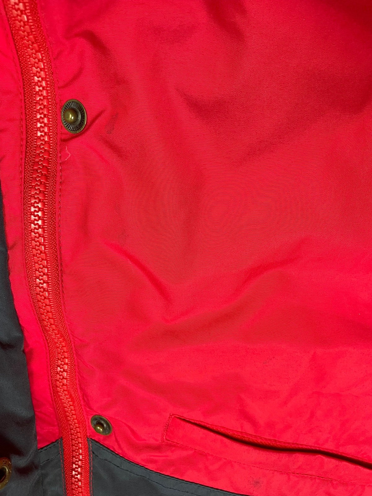 Columbia Regenjacke Rot/Schwarz M - Farbenfrohe Leichte Herren Jacke Vintage Klamotten, Secondhand Klamotten, Retro Mode, Nachhaltige Mode, Einzigartige Stücke, Zeitlose Mode, Umweltfreundliche Kleidung, Stilvolle Secondhand Mode, Hochwertige Vintage Kleidung