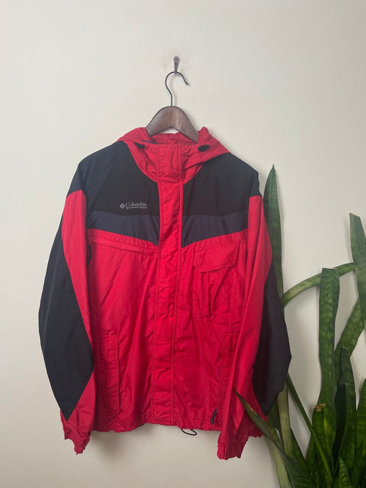 Columbia Regenjacke Rot/Schwarz M - Farbenfrohe Leichte Herren Jacke Vintage Klamotten, Secondhand Klamotten, Retro Mode, Nachhaltige Mode, Einzigartige Stücke, Zeitlose Mode, Umweltfreundliche Kleidung, Stilvolle Secondhand Mode, Hochwertige Vintage Kleidung