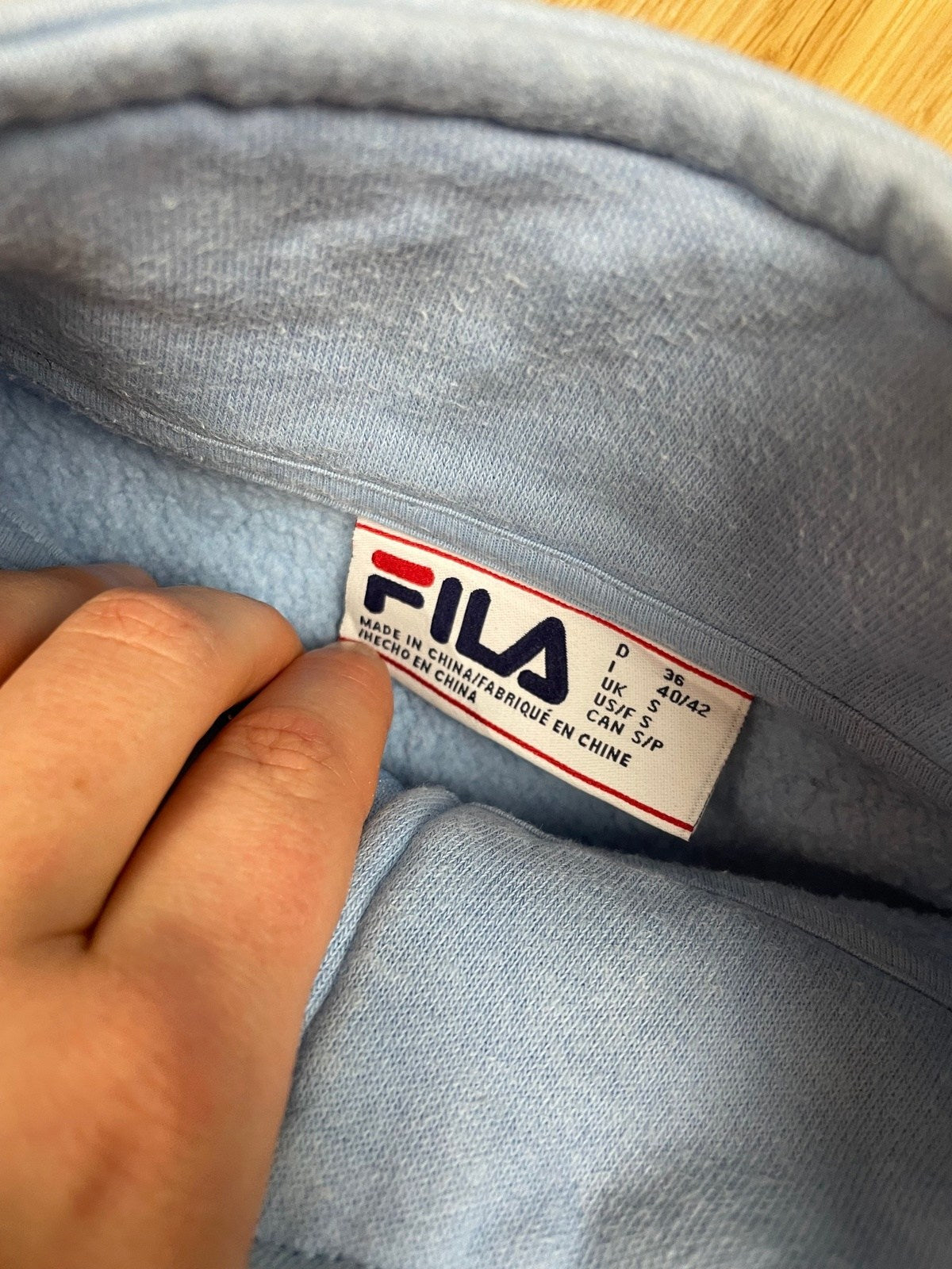 FILA Half-Zip Sweater Schwarz/Weiß/Hellblau S - Schicker und Bequemer Damen Pullover Vintage Klamotten, Secondhand Klamotten, Retro Mode, Nachhaltige Mode, Einzigartige Stücke, Zeitlose Mode, Umweltfreundliche Kleidung, Stilvolle Secondhand Mode, Hochwertige Vintage Kleidung