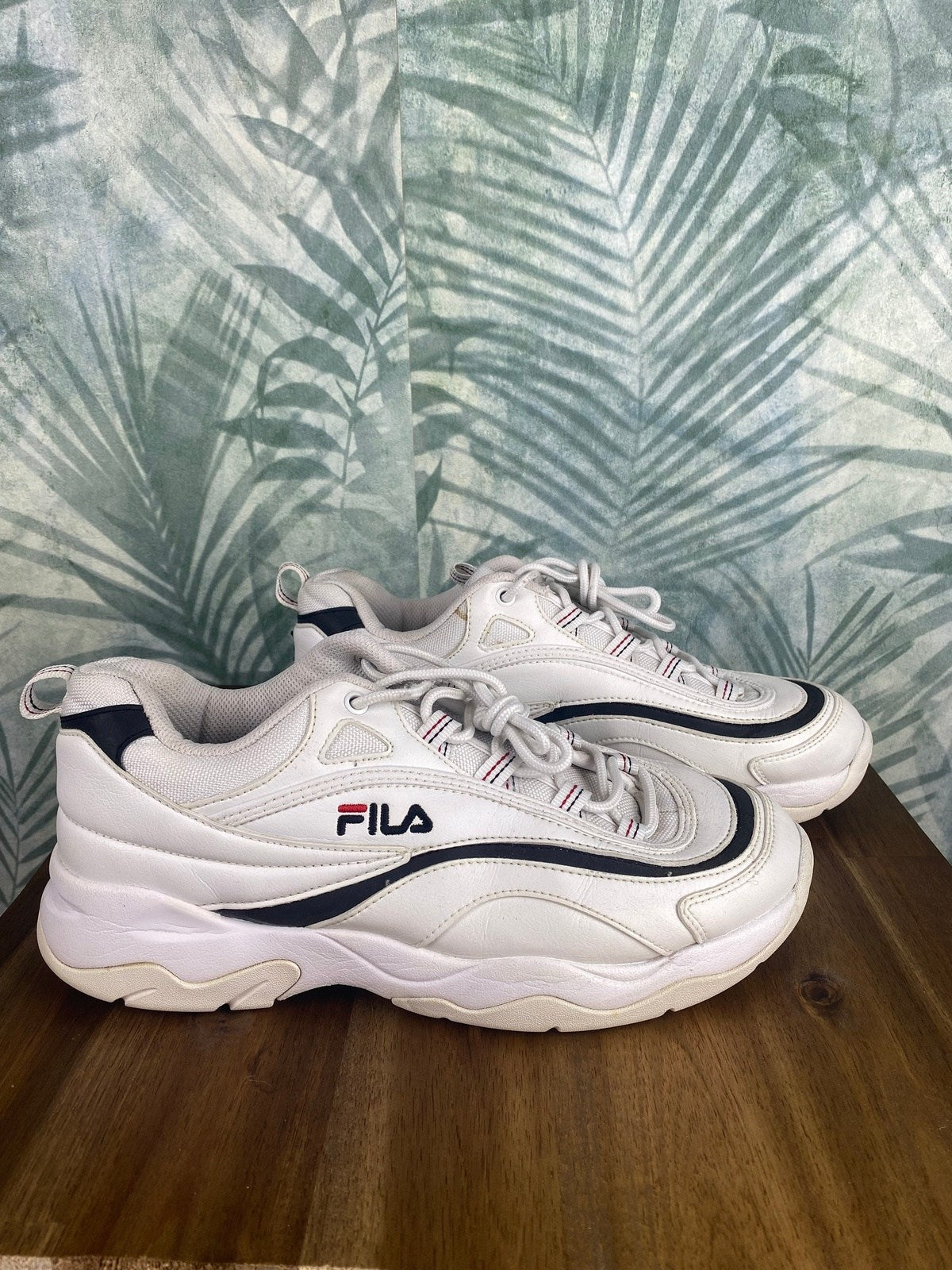 FILA Ray Sneaker Gr 40 Weiß - Herren/Damen Unisex Schuhe Vintage Klamotten, Secondhand Klamotten, Retro Mode, Nachhaltige Mode, Einzigartige Stücke, Zeitlose Mode, Umweltfreundliche Kleidung, Stilvolle Secondhand Mode, Hochwertige Vintage Kleidung