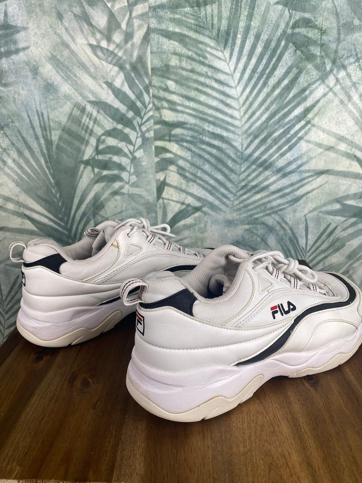 FILA Ray Sneaker Gr 40 Weiß - Herren/Damen Unisex Schuhe Vintage Klamotten, Secondhand Klamotten, Retro Mode, Nachhaltige Mode, Einzigartige Stücke, Zeitlose Mode, Umweltfreundliche Kleidung, Stilvolle Secondhand Mode, Hochwertige Vintage Kleidung