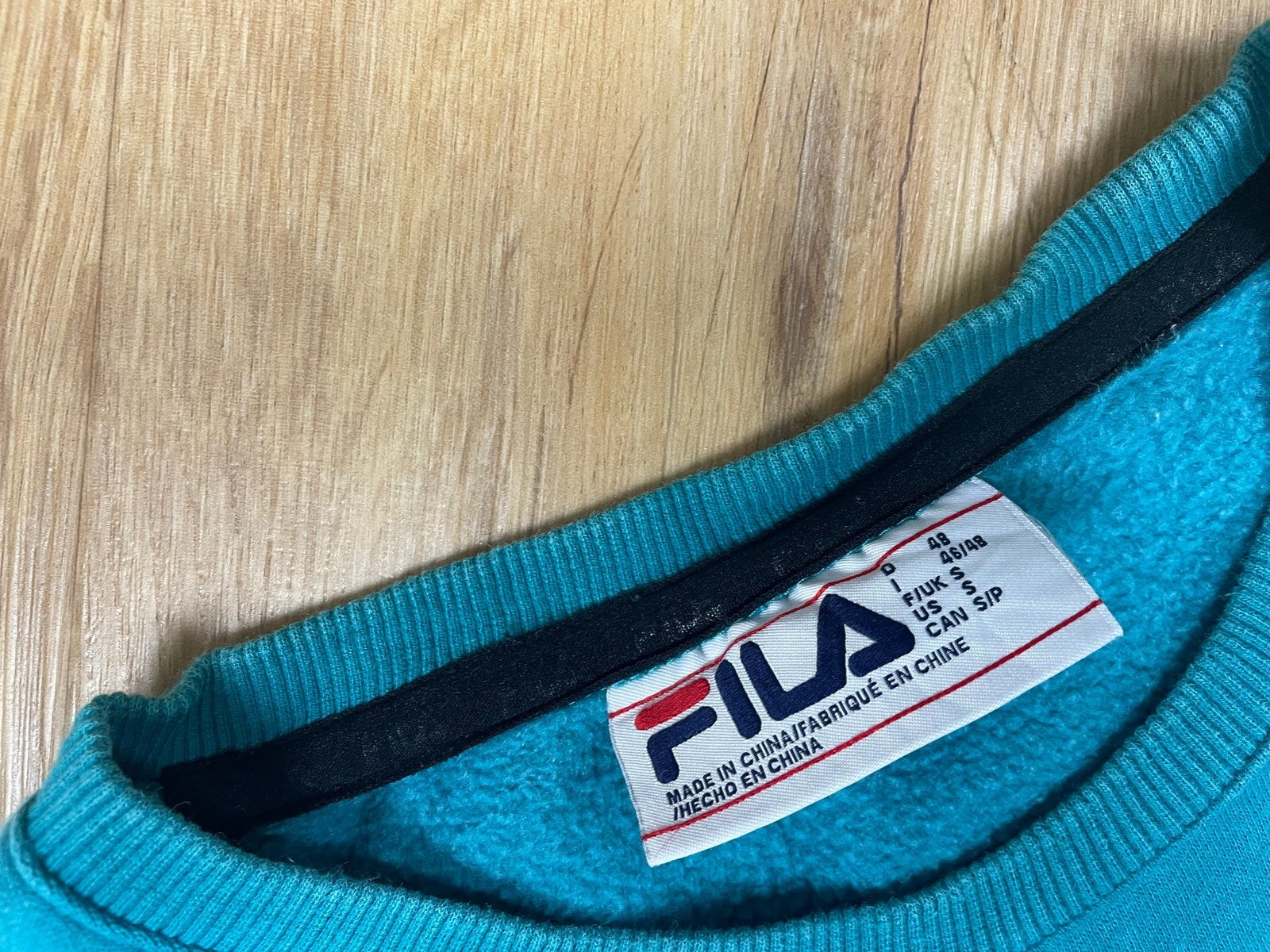 FILA Sweater Blau S - Lockerer und bequemer Herren Pullover Vintage Klamotten, Secondhand Klamotten, Retro Mode, Nachhaltige Mode, Einzigartige Stücke, Zeitlose Mode, Umweltfreundliche Kleidung, Stilvolle Secondhand Mode, Hochwertige Vintage Kleidung