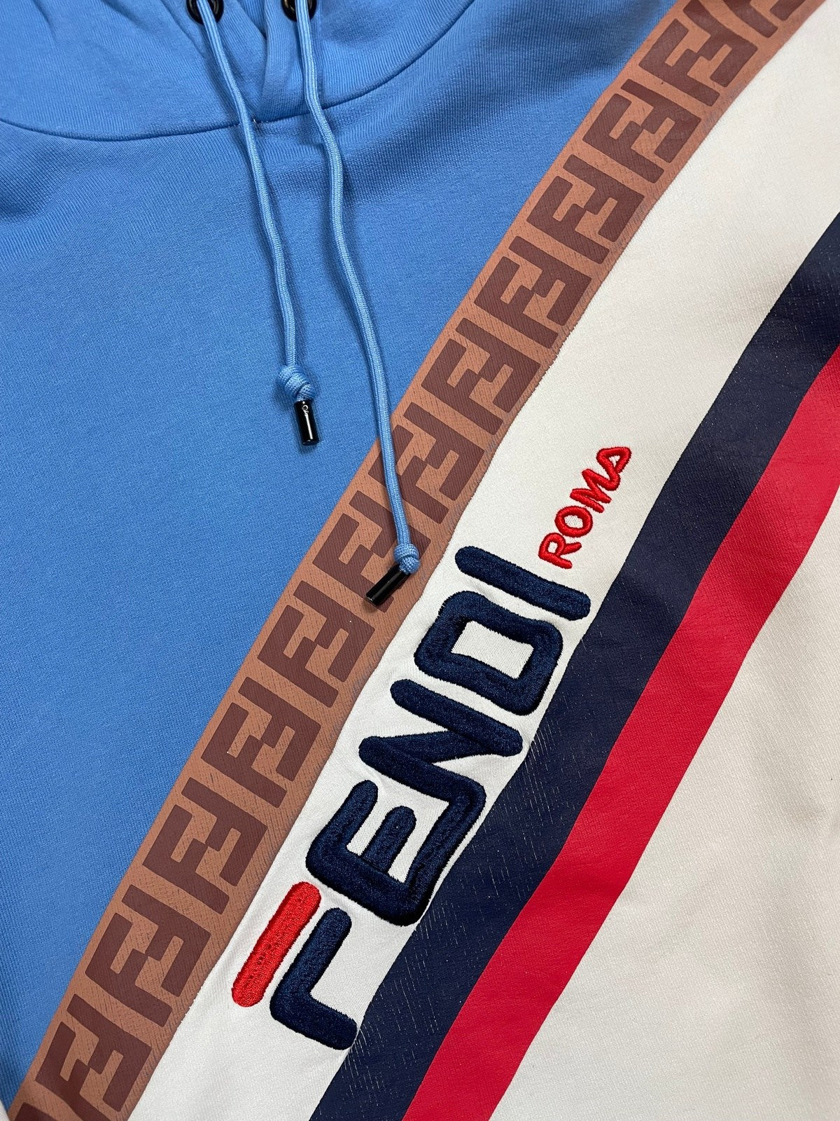 Fendi Hoodie Weiß/Blau S - Stylischer Herren Pullover Vintage Klamotten, Secondhand Klamotten, Retro Mode, Nachhaltige Mode, Einzigartige Stücke, Zeitlose Mode, Umweltfreundliche Kleidung, Stilvolle Secondhand Mode, Hochwertige Vintage Kleidung