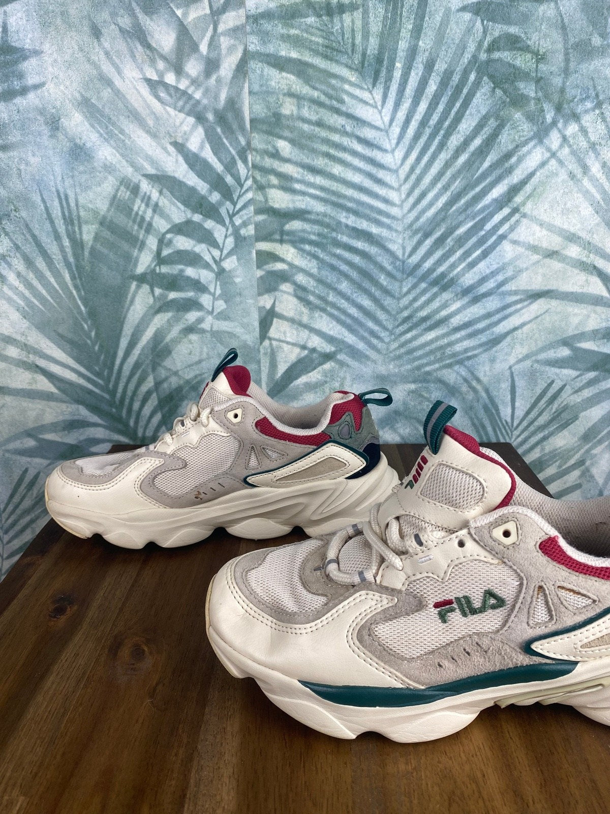 Fila Sneaker Weiß/Grün/Rot Gr. 37,5 - Stylische und Bequeme Sneaker Vintage Klamotten, Secondhand Klamotten, Retro Mode, Nachhaltige Mode, Einzigartige Stücke, Zeitlose Mode, Umweltfreundliche Kleidung, Stilvolle Secondhand Mode, Hochwertige Vintage Kleidung