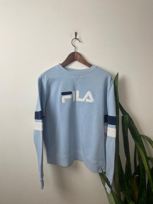 Fila Sweater Pullover Hellblau L - Klassischer und Bequemer Pullover Vintage Klamotten, Secondhand Klamotten, Retro Mode, Nachhaltige Mode, Einzigartige Stücke, Zeitlose Mode, Umweltfreundliche Kleidung, Stilvolle Secondhand Mode, Hochwertige Vintage Kleidung