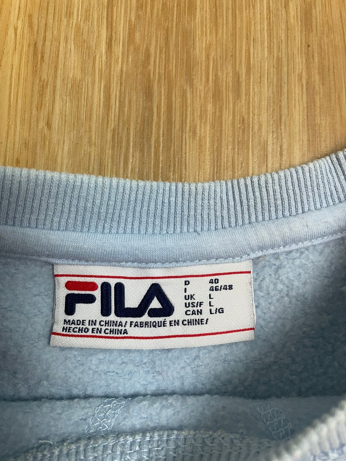 Fila Sweater Pullover Hellblau L - Klassischer und Bequemer Pullover Vintage Klamotten, Secondhand Klamotten, Retro Mode, Nachhaltige Mode, Einzigartige Stücke, Zeitlose Mode, Umweltfreundliche Kleidung, Stilvolle Secondhand Mode, Hochwertige Vintage Kleidung