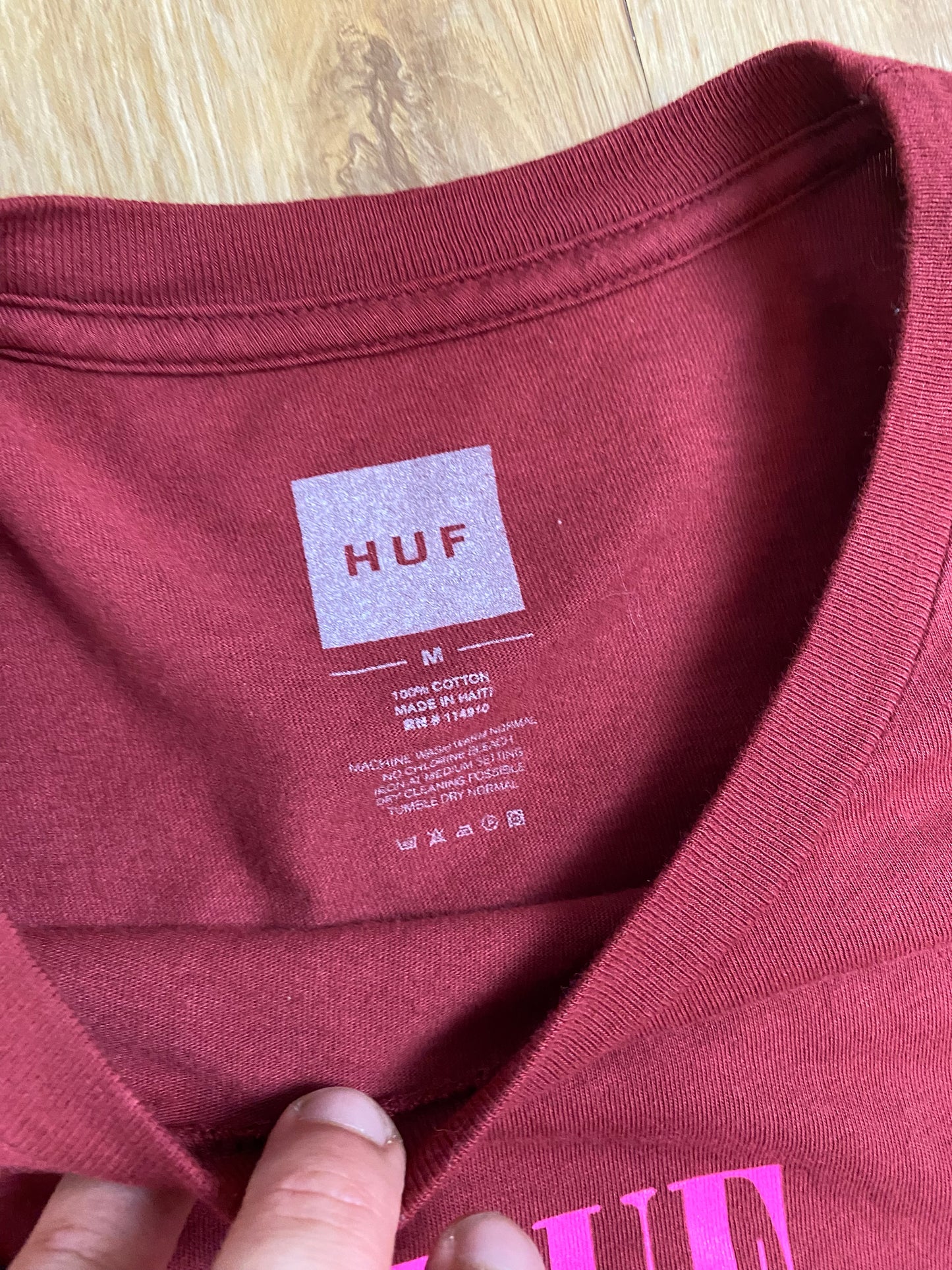 HUF Worldwide Longsleeve Sweater Rot M - Herren Pullover Vintage Klamotten, Secondhand Klamotten, Retro Mode, Nachhaltige Mode, Einzigartige Stücke, Zeitlose Mode, Umweltfreundliche Kleidung, Stilvolle Secondhand Mode, Hochwertige Vintage Kleidung