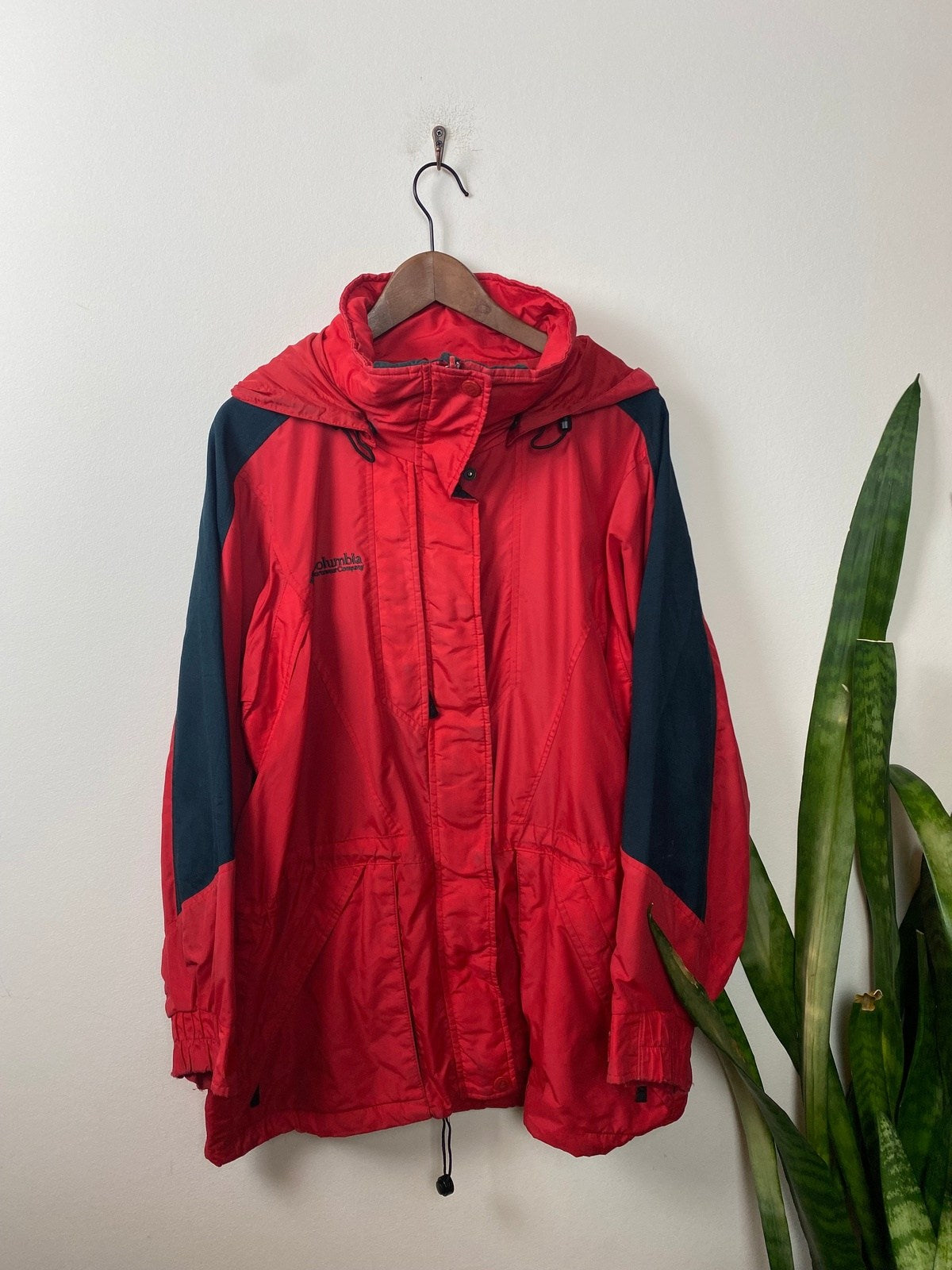 Vintage Columbia Double Whammy Regenjacke/Skijacke Rot XL - Funktionale und Bequeme Jacke Vintage Klamotten, Secondhand Klamotten, Retro Mode, Nachhaltige Mode, Einzigartige Stücke, Zeitlose Mode, Umweltfreundliche Kleidung, Stilvolle Secondhand Mode, Hochwertige Vintage Kleidung