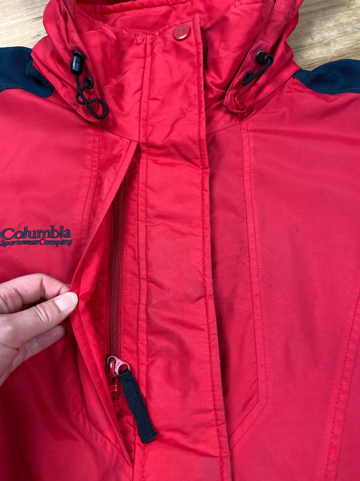 Vintage Columbia Double Whammy Regenjacke/Skijacke Rot XL - Funktionale und Bequeme Jacke Vintage Klamotten, Secondhand Klamotten, Retro Mode, Nachhaltige Mode, Einzigartige Stücke, Zeitlose Mode, Umweltfreundliche Kleidung, Stilvolle Secondhand Mode, Hochwertige Vintage Kleidung