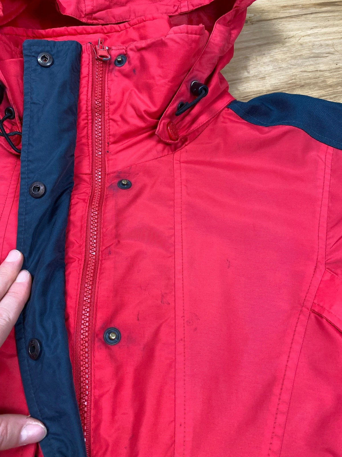 Vintage Columbia Double Whammy Regenjacke/Skijacke Rot XL - Funktionale und Bequeme Jacke Vintage Klamotten, Secondhand Klamotten, Retro Mode, Nachhaltige Mode, Einzigartige Stücke, Zeitlose Mode, Umweltfreundliche Kleidung, Stilvolle Secondhand Mode, Hochwertige Vintage Kleidung