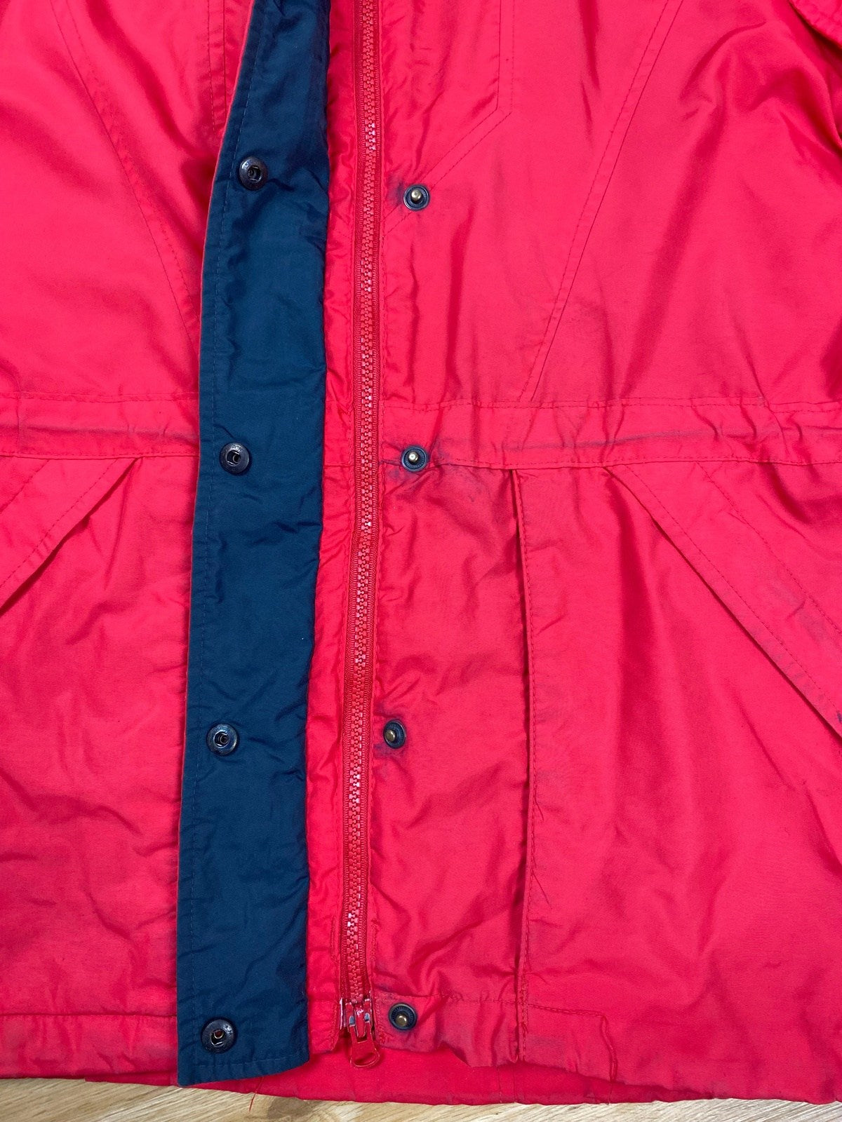 Vintage Columbia Double Whammy Regenjacke/Skijacke Rot XL - Funktionale und Bequeme Jacke Vintage Klamotten, Secondhand Klamotten, Retro Mode, Nachhaltige Mode, Einzigartige Stücke, Zeitlose Mode, Umweltfreundliche Kleidung, Stilvolle Secondhand Mode, Hochwertige Vintage Kleidung