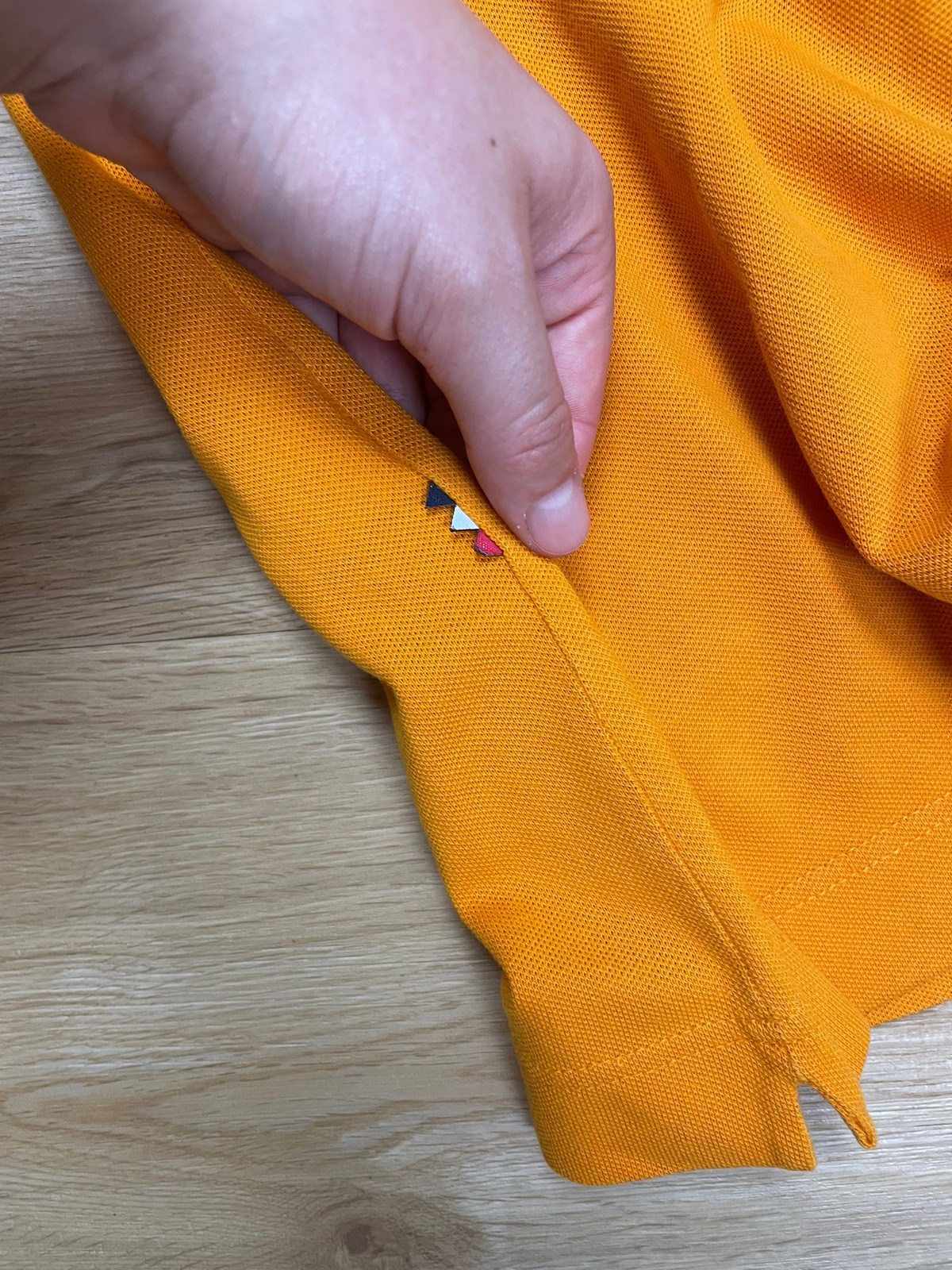 Lacoste Live Poloshirt Orange S - Klassisches und Bequemes Poloshirt Vintage Klamotten, Secondhand Klamotten, Retro Mode, Nachhaltige Mode, Einzigartige Stücke, Zeitlose Mode, Umweltfreundliche Kleidung, Stilvolle Secondhand Mode, Hochwertige Vintage Kleidung