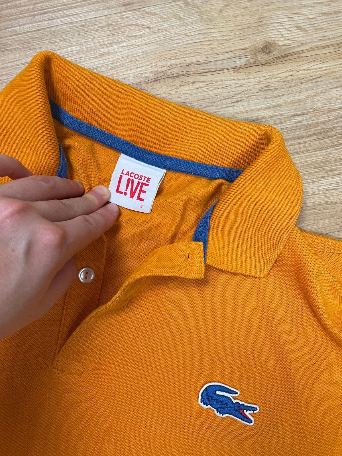 Lacoste Live Poloshirt Orange S - Klassisches und Bequemes Poloshirt Vintage Klamotten, Secondhand Klamotten, Retro Mode, Nachhaltige Mode, Einzigartige Stücke, Zeitlose Mode, Umweltfreundliche Kleidung, Stilvolle Secondhand Mode, Hochwertige Vintage Kleidung