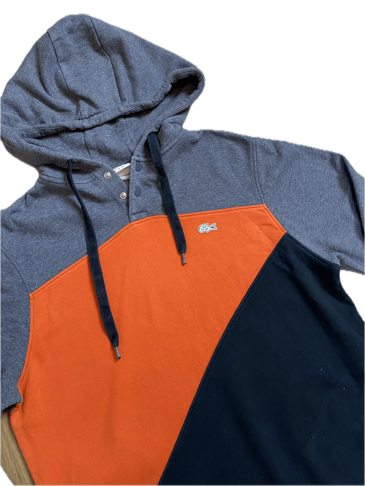 Lacoste Sport Hoodie Grau/Orange/Schwarz M - Schöner und Lockerer Pullover Vintage Klamotten, Secondhand Klamotten, Retro Mode, Nachhaltige Mode, Einzigartige Stücke, Zeitlose Mode, Umweltfreundliche Kleidung, Stilvolle Secondhand Mode, Hochwertige Vintage Kleidung