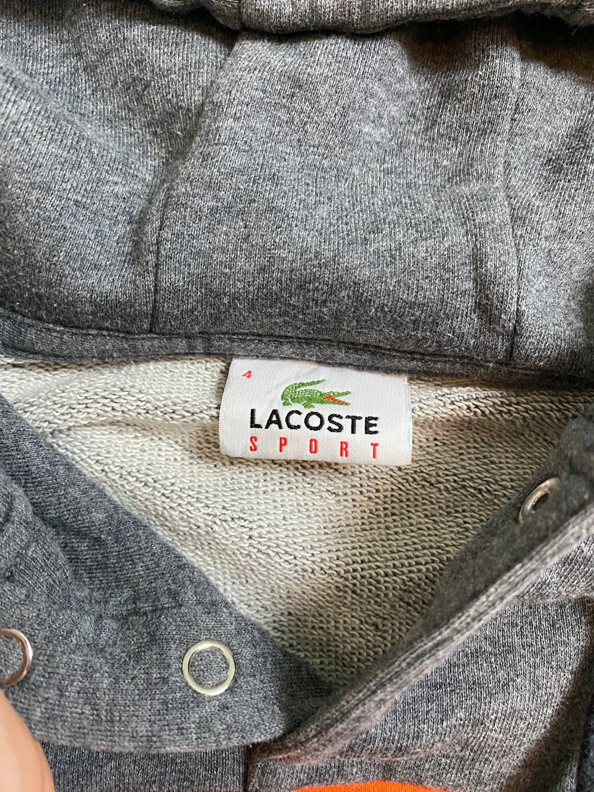 Lacoste Sport Hoodie Grau/Orange/Schwarz M - Schöner und Lockerer Pullover Vintage Klamotten, Secondhand Klamotten, Retro Mode, Nachhaltige Mode, Einzigartige Stücke, Zeitlose Mode, Umweltfreundliche Kleidung, Stilvolle Secondhand Mode, Hochwertige Vintage Kleidung