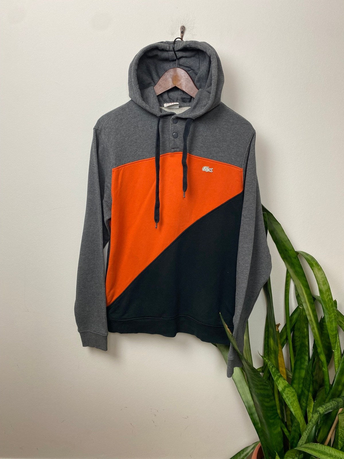 Lacoste Sport Hoodie Grau/Orange/Schwarz M - Schöner und Lockerer Pullover Vintage Klamotten, Secondhand Klamotten, Retro Mode, Nachhaltige Mode, Einzigartige Stücke, Zeitlose Mode, Umweltfreundliche Kleidung, Stilvolle Secondhand Mode, Hochwertige Vintage Kleidung