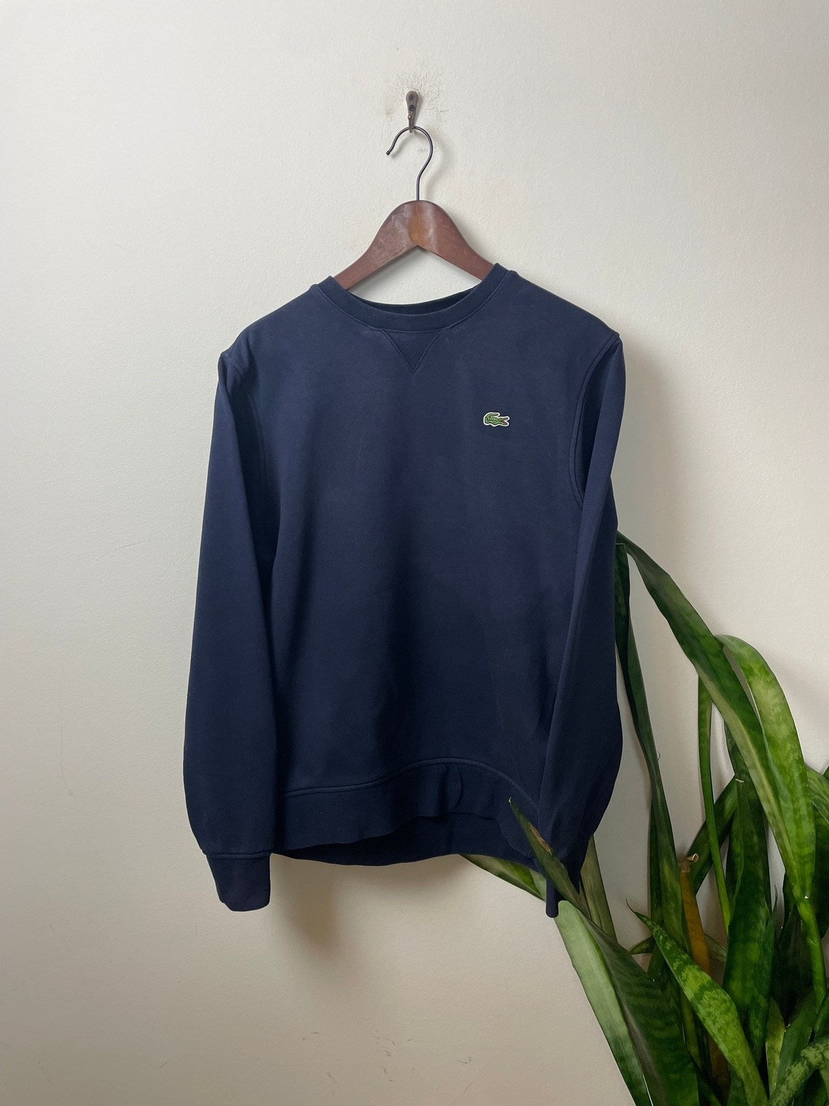 Lacoste Sweater Pullover Classic Fit Dunkelblau L - Klassischer und Bequemer Pullover Vintage Klamotten, Secondhand Klamotten, Retro Mode, Nachhaltige Mode, Einzigartige Stücke, Zeitlose Mode, Umweltfreundliche Kleidung, Stilvolle Secondhand Mode, Hochwertige Vintage Kleidung