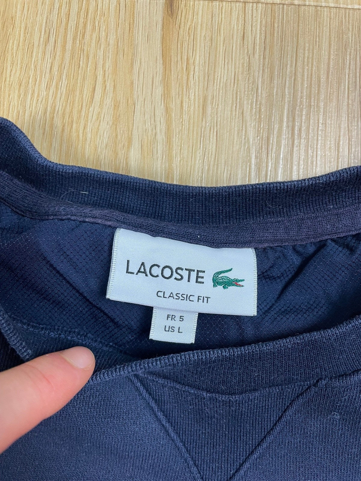 Lacoste Sweater Pullover Classic Fit Dunkelblau L - Klassischer und Bequemer Pullover Vintage Klamotten, Secondhand Klamotten, Retro Mode, Nachhaltige Mode, Einzigartige Stücke, Zeitlose Mode, Umweltfreundliche Kleidung, Stilvolle Secondhand Mode, Hochwertige Vintage Kleidung