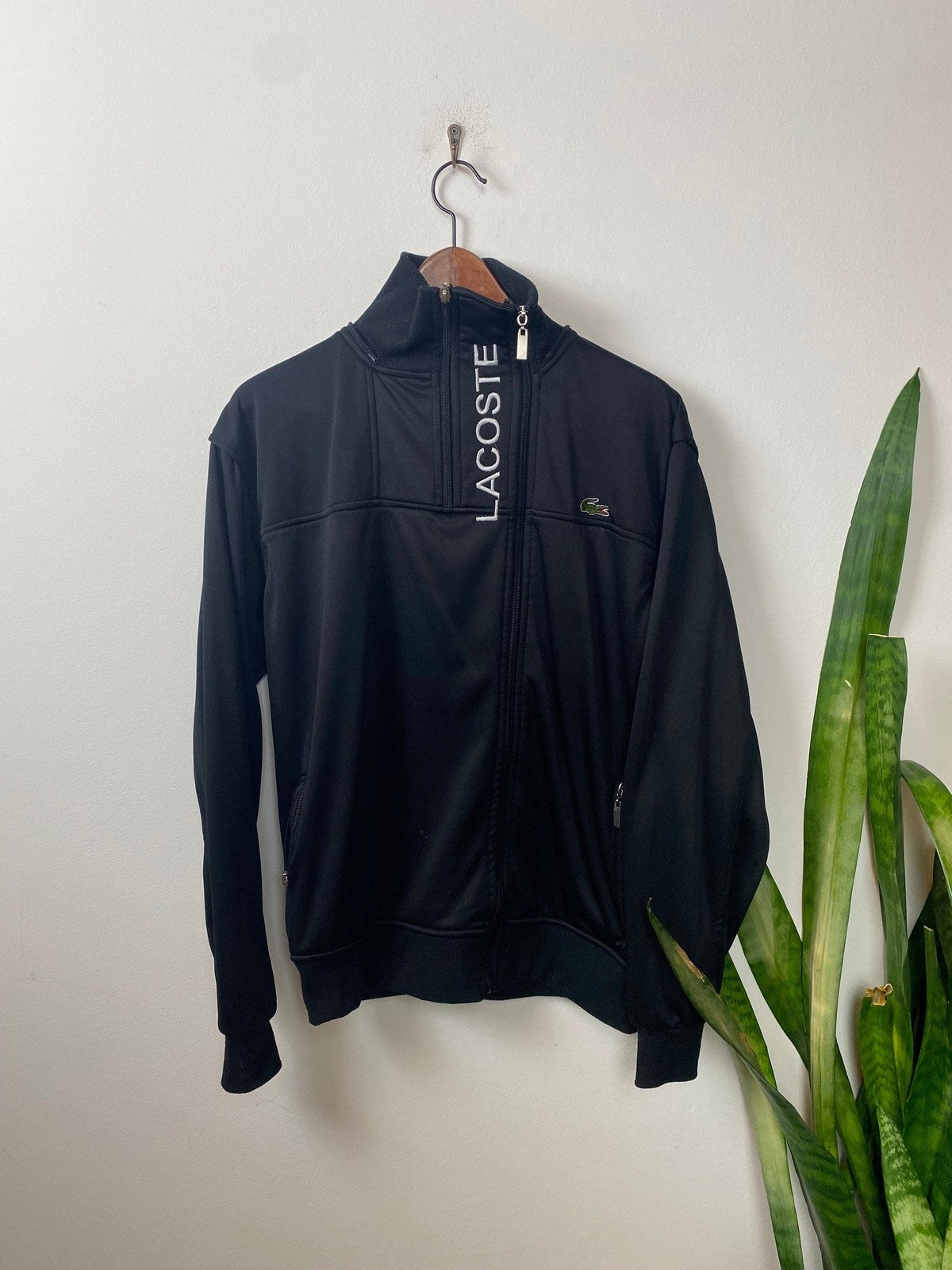 Lacoste Trainingsjacke Schwarz M - Schlichte Leichte Herren Jacke Vintage Klamotten, Secondhand Klamotten, Retro Mode, Nachhaltige Mode, Einzigartige Stücke, Zeitlose Mode, Umweltfreundliche Kleidung, Stilvolle Secondhand Mode, Hochwertige Vintage Kleidung